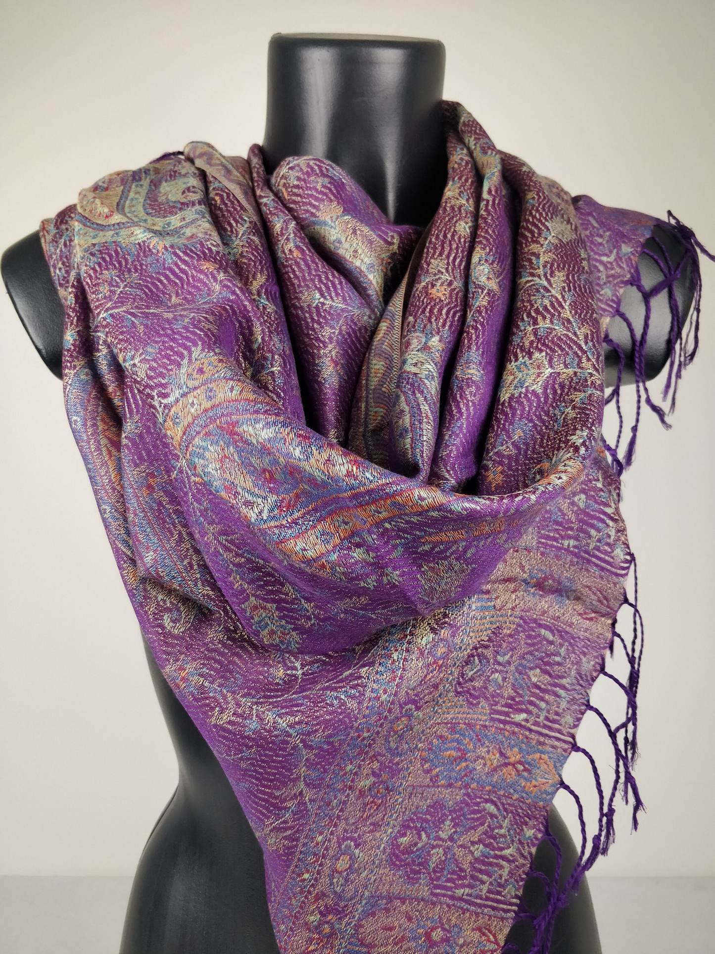 Wende-Mangal-Pashmina aus Modal/Seide. Lila Schal mit Paisley-Muster.