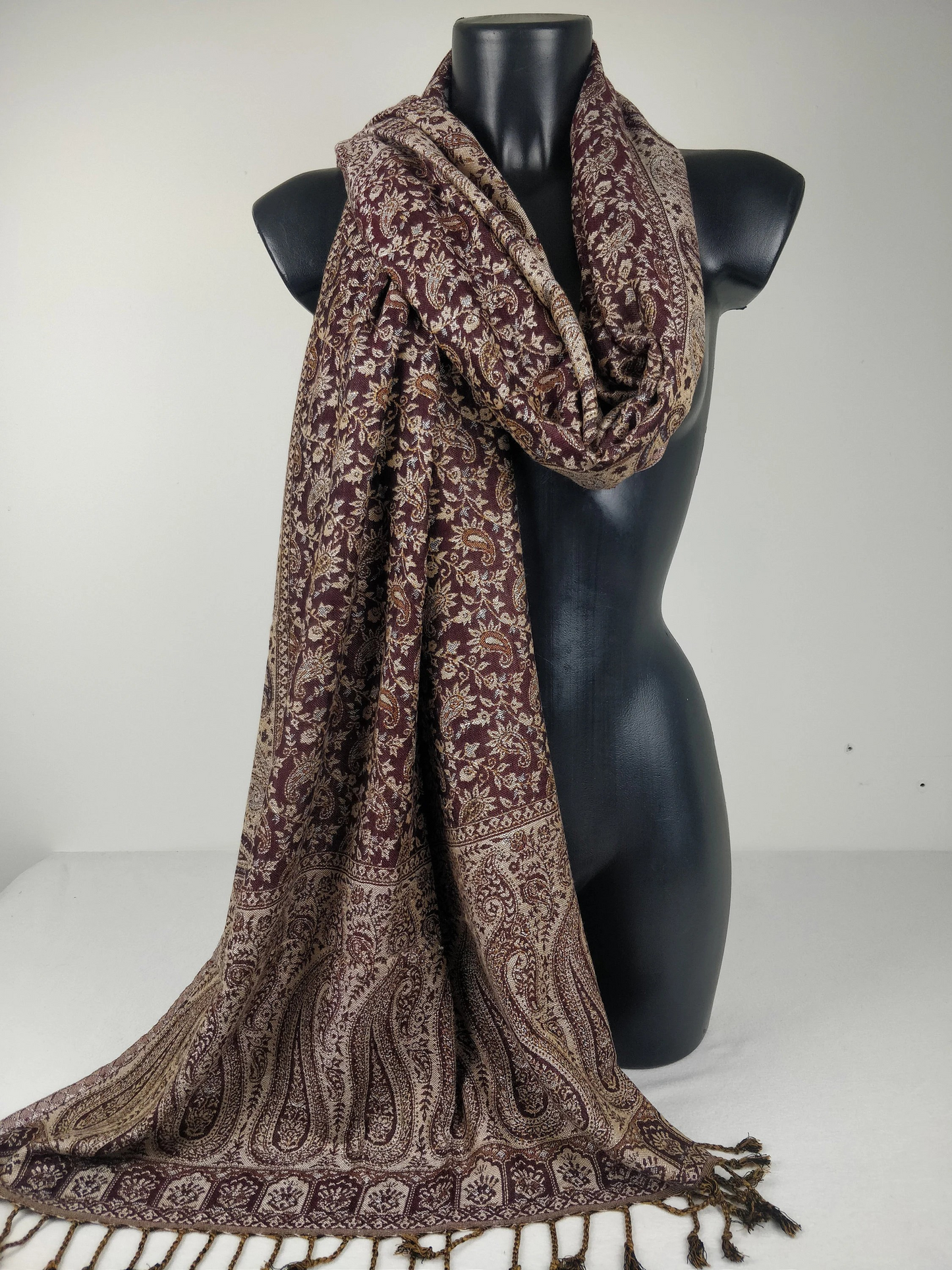 Pashmina réversible Sankya en viscose. Echarpe motif paisley marron.