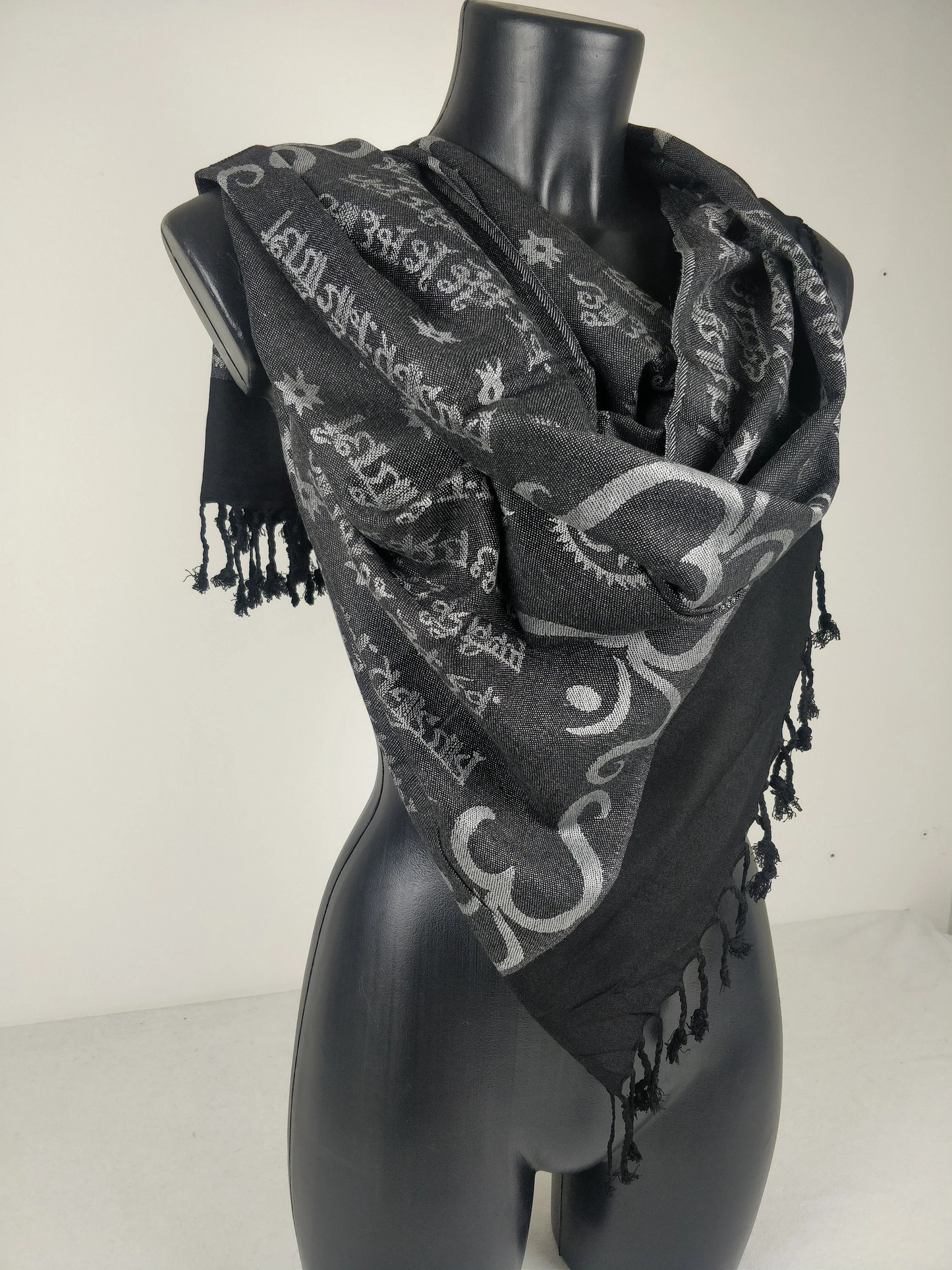 Pashmina Kharma réversible en viscose. Echarpe motifs ohm gris.