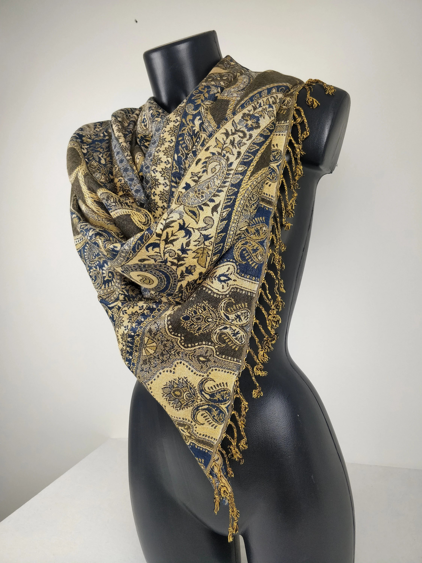 Pashmina vintage Hantra en viscose. Echarpe réversible aux motifs ethnique marron, bleu et crème. (Copie)