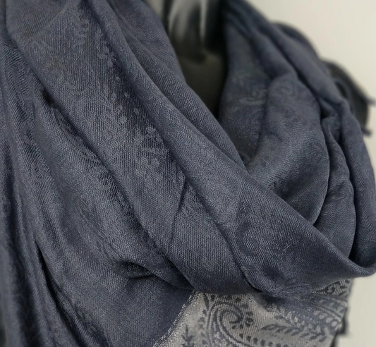 Zweifarbiger Vaisana-Pashmina aus Viskose. Braunes Paisley-Muster.