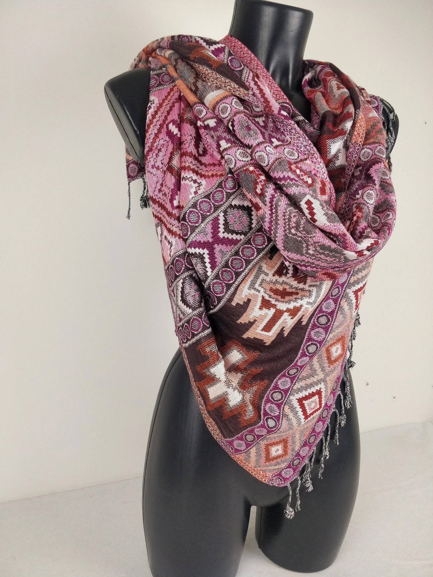 Pashmina Jyoti en viscose multicolore et réversible. Echarpe motif inca, tons rose.