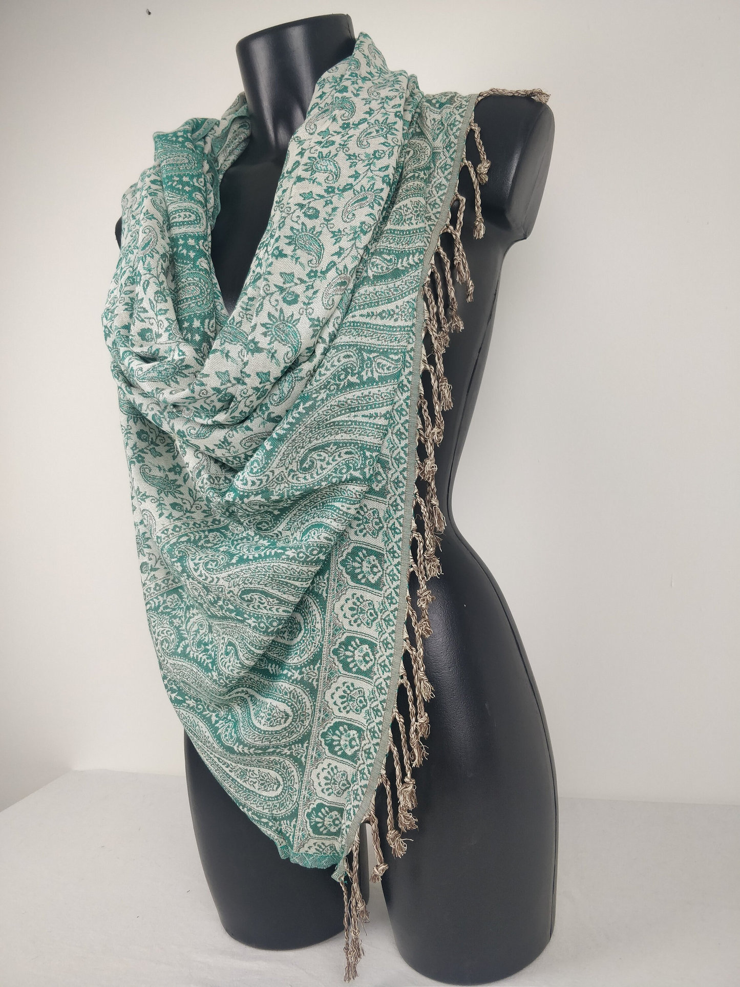 Sankya Wende-Pashmina aus Viskose. Grün-weißer Schal mit Paisley-Muster.