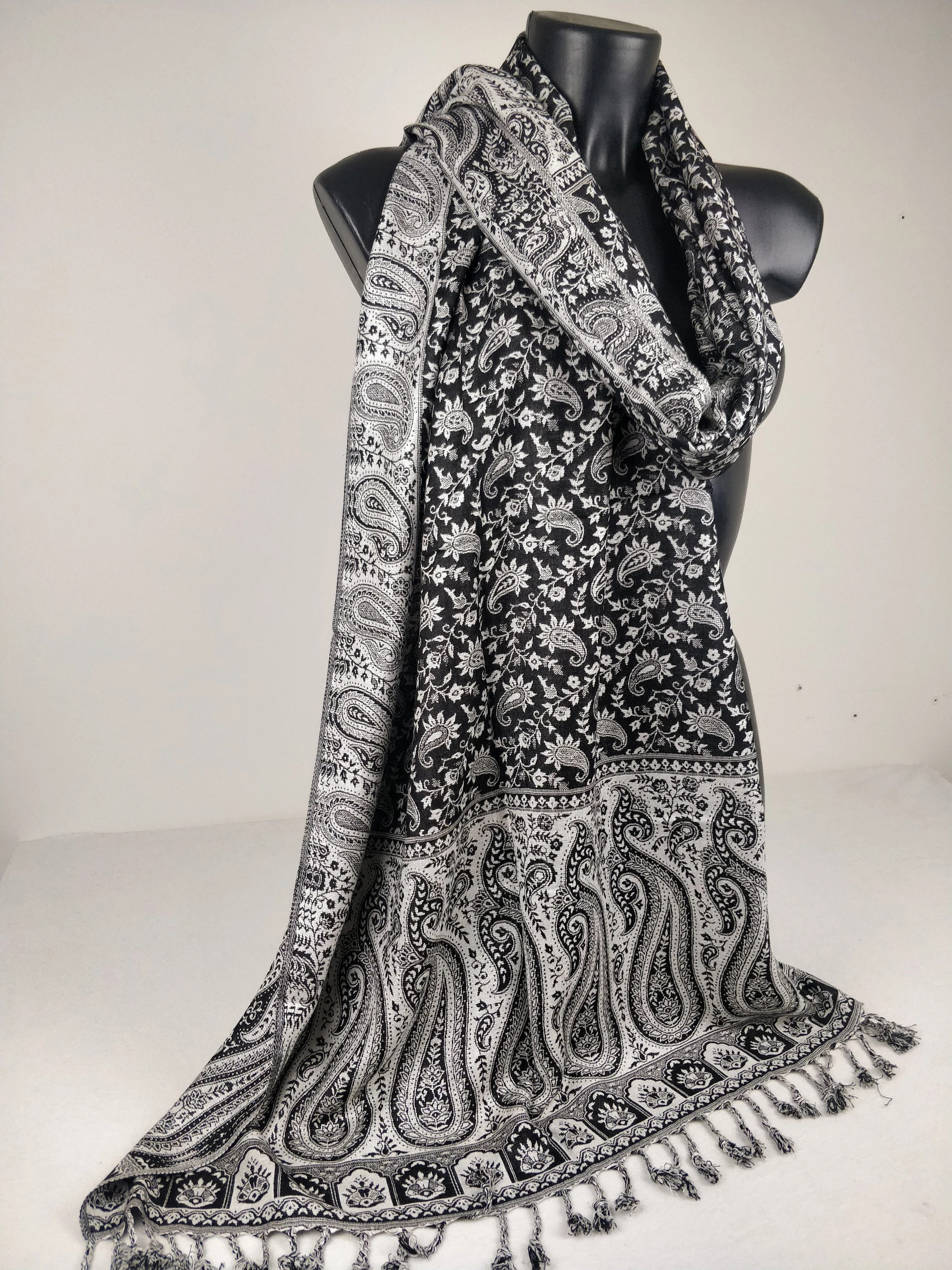 Belle écharpe pashmina réversible en viscose. Motif cachemire noir et blanc.