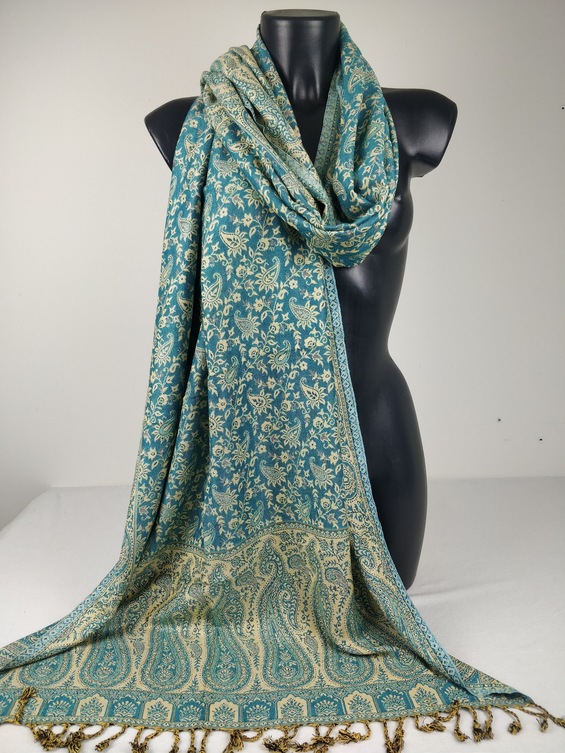 Belle écharpe pashmina imprimé cachemire bleu.