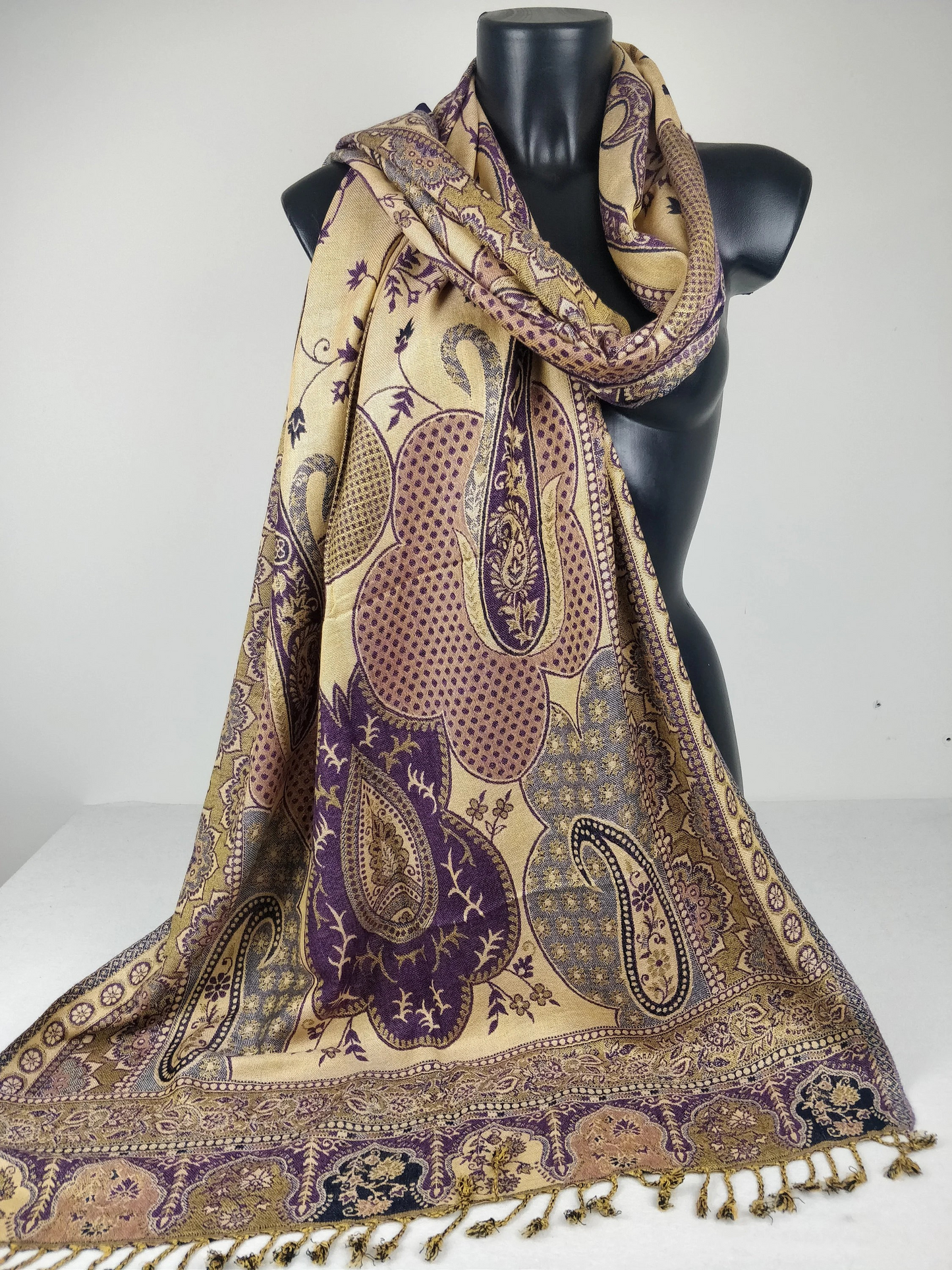 Pashmina vintage Hantra en viscose. Echarpe réversible aux motifs paisley violet.