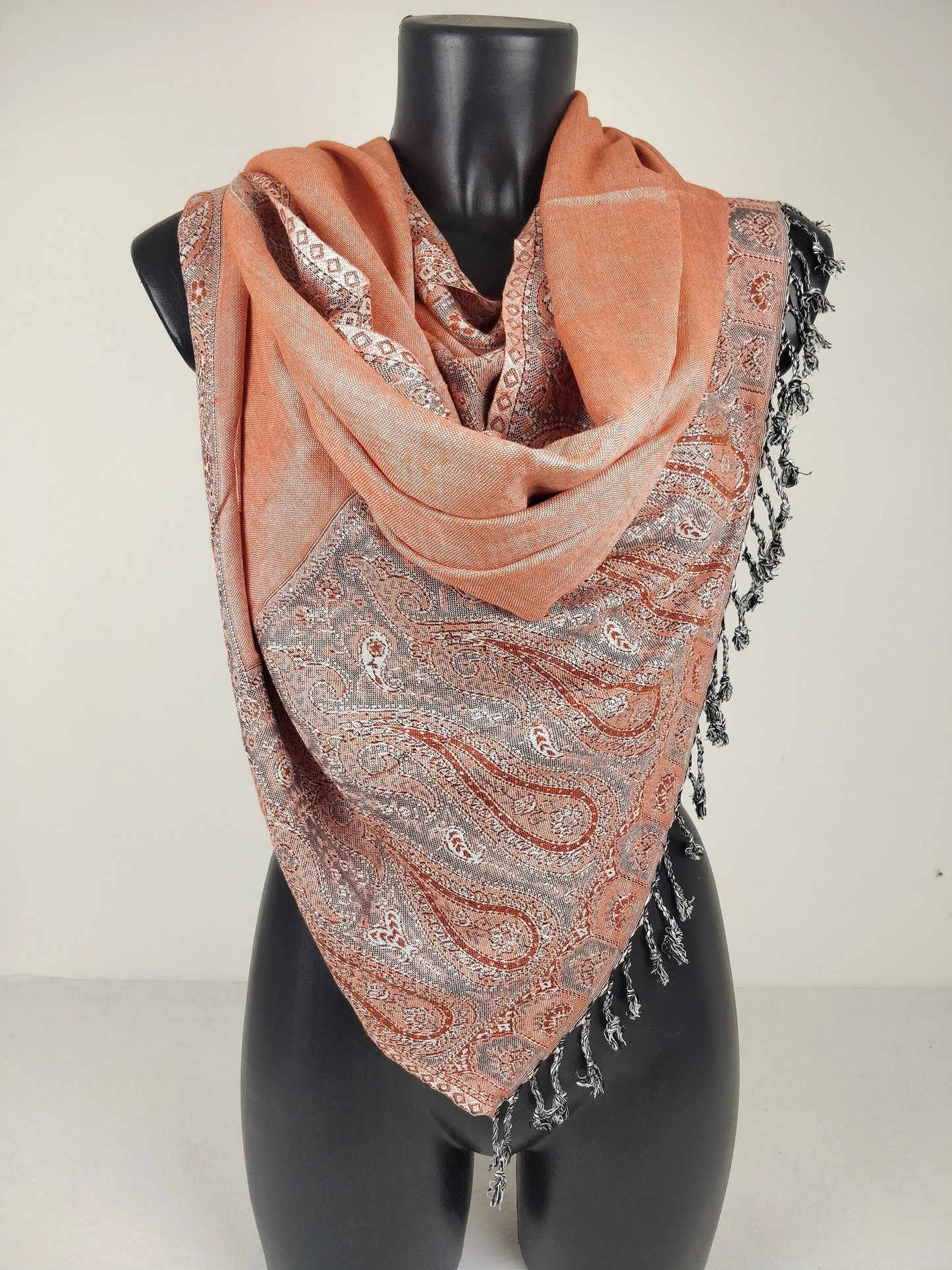 Pashmina Helak réversible en viscose. Echarpe motifs paisley saumon et gris.