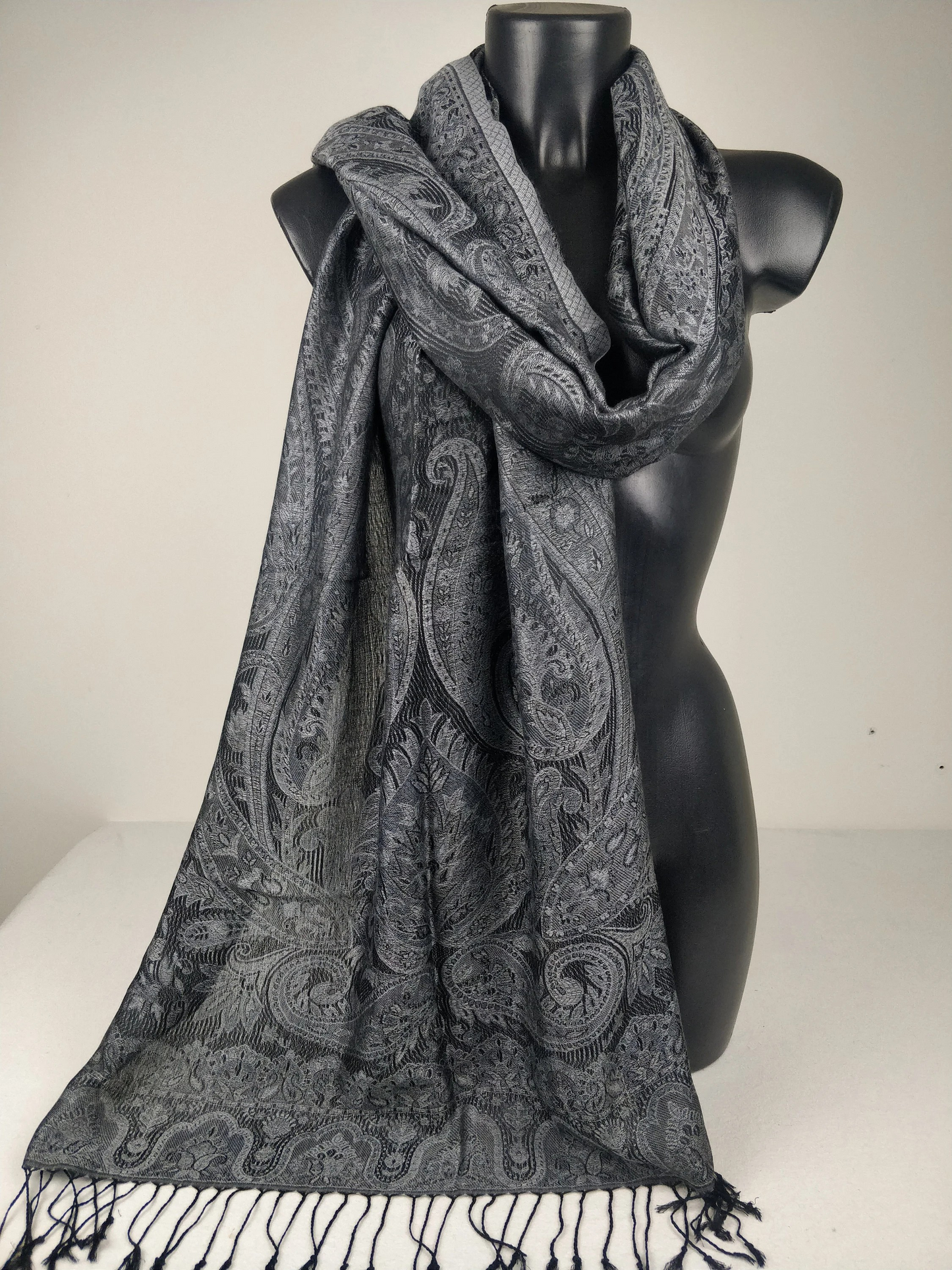 Pashmina Mangal réversible en modal / soie. Echarpe motif paisley noir.