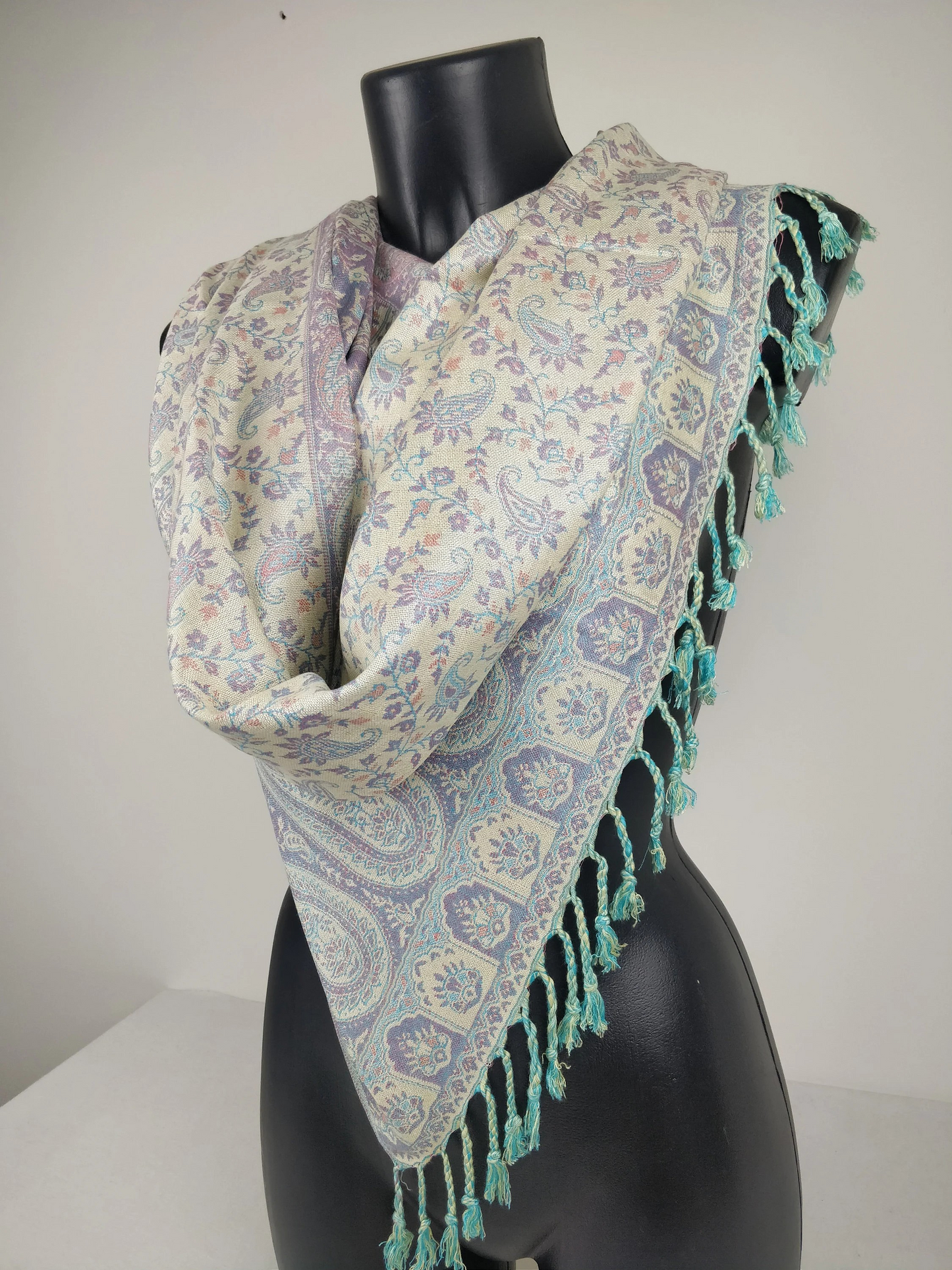 Pashmina réversible Sankya en viscose. Echarpe aux motifs paisley violet et blanc.