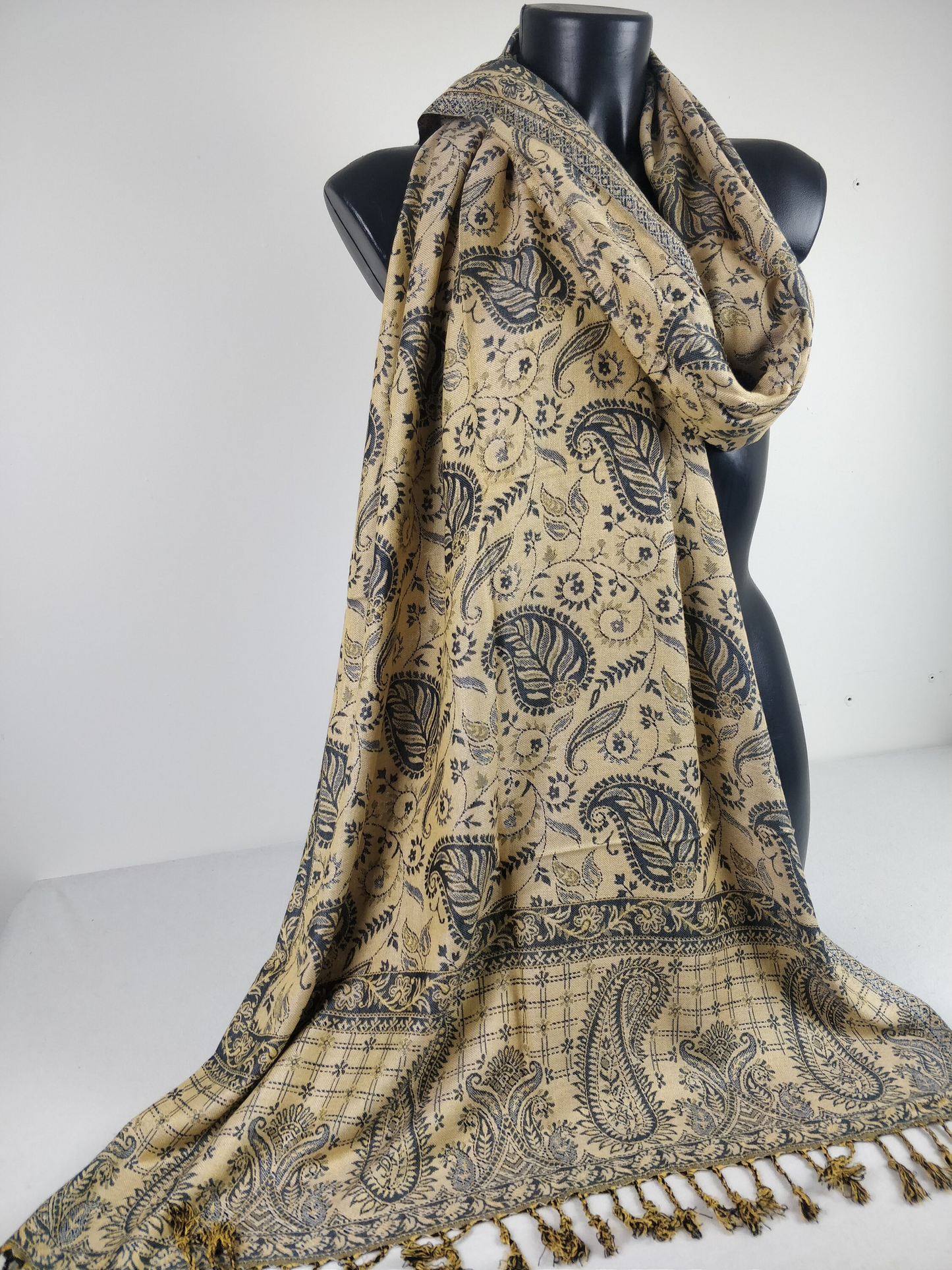 Pashmina Asoha réversible en viscose. Echarpe motif paisley gris.