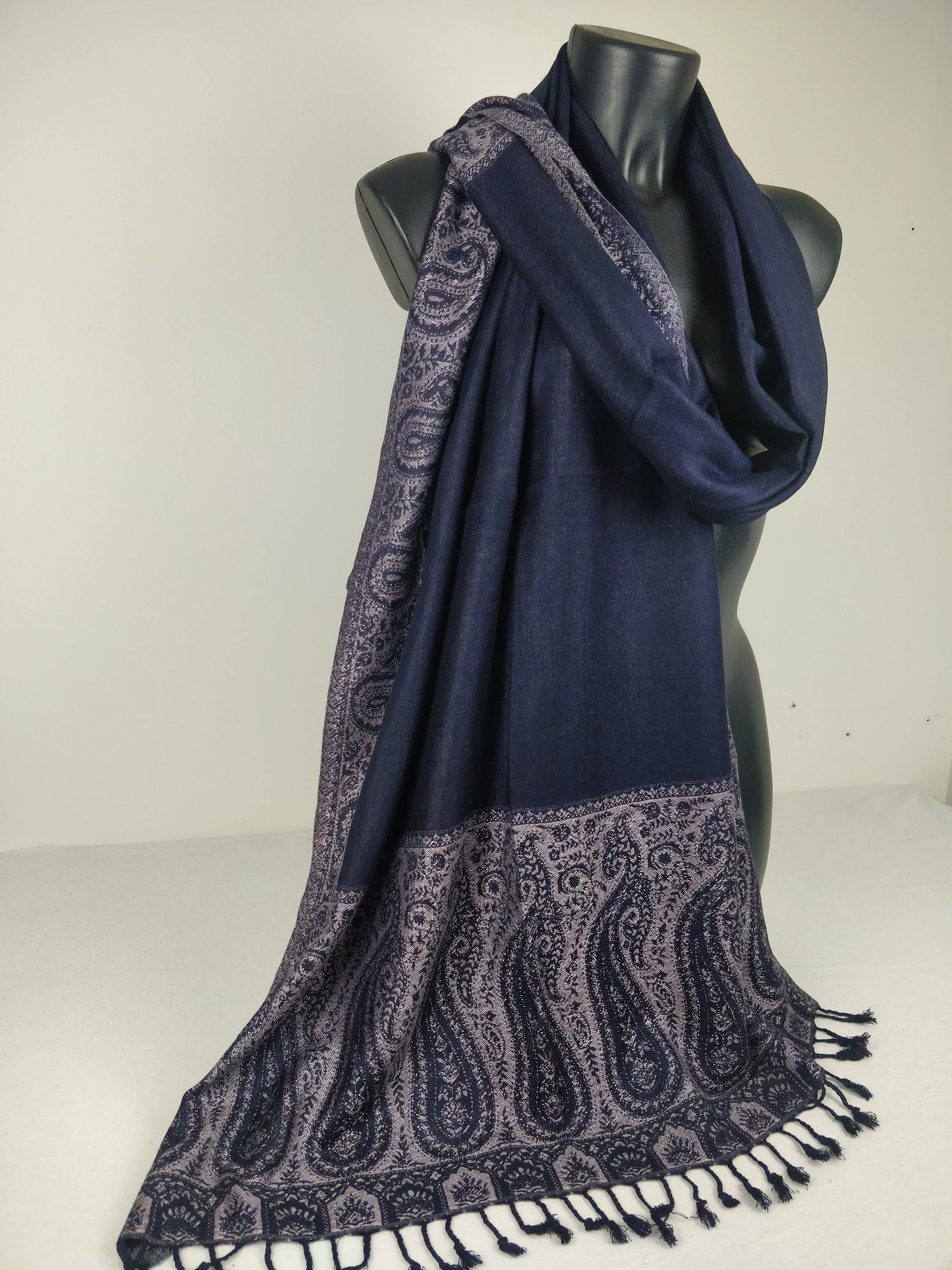 Pashmina Helak réversible en viscose. Echarpe motifs paisley bleu marine