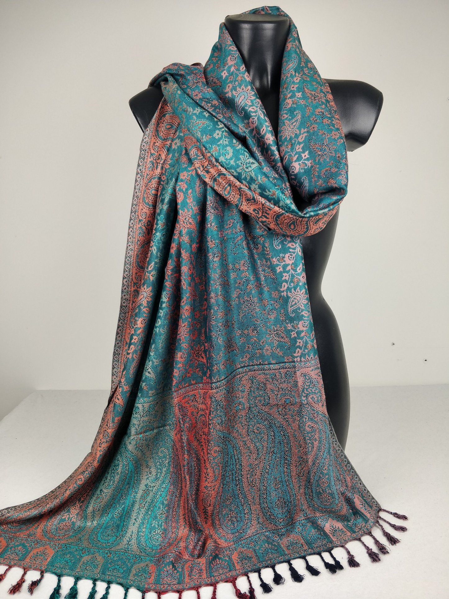 Mehrfarbiger Sankya Wende-Pashmina aus Viskose. Blaues und lachsfarbenes Paisley-Muster.