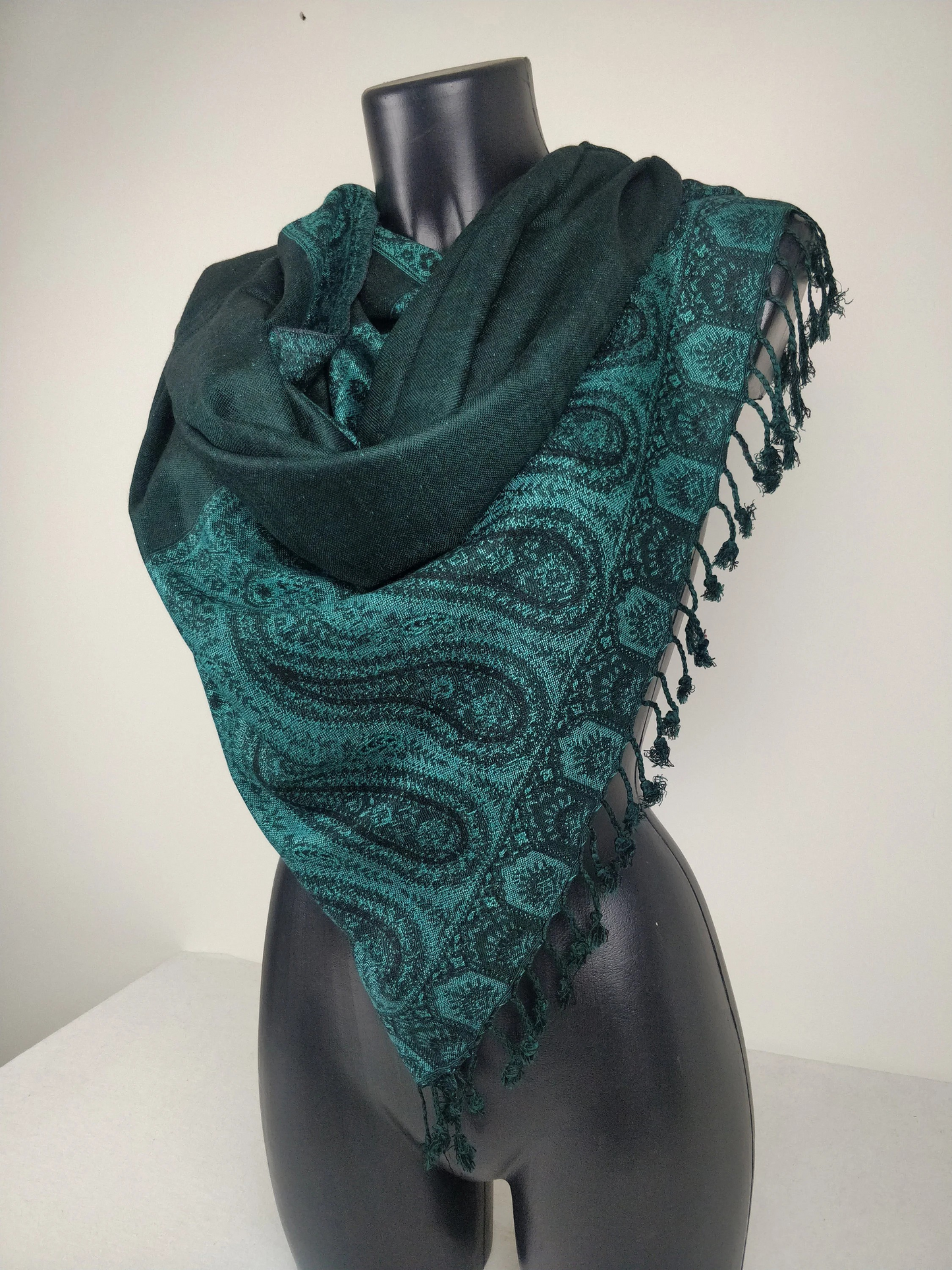 Pashmina Helak réversible en viscose. Echarpe motifs paisley vert.