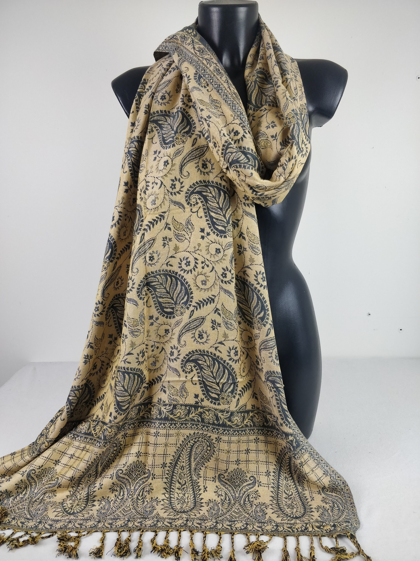 Pashmina Asoha réversible en viscose. Echarpe motif paisley gris.