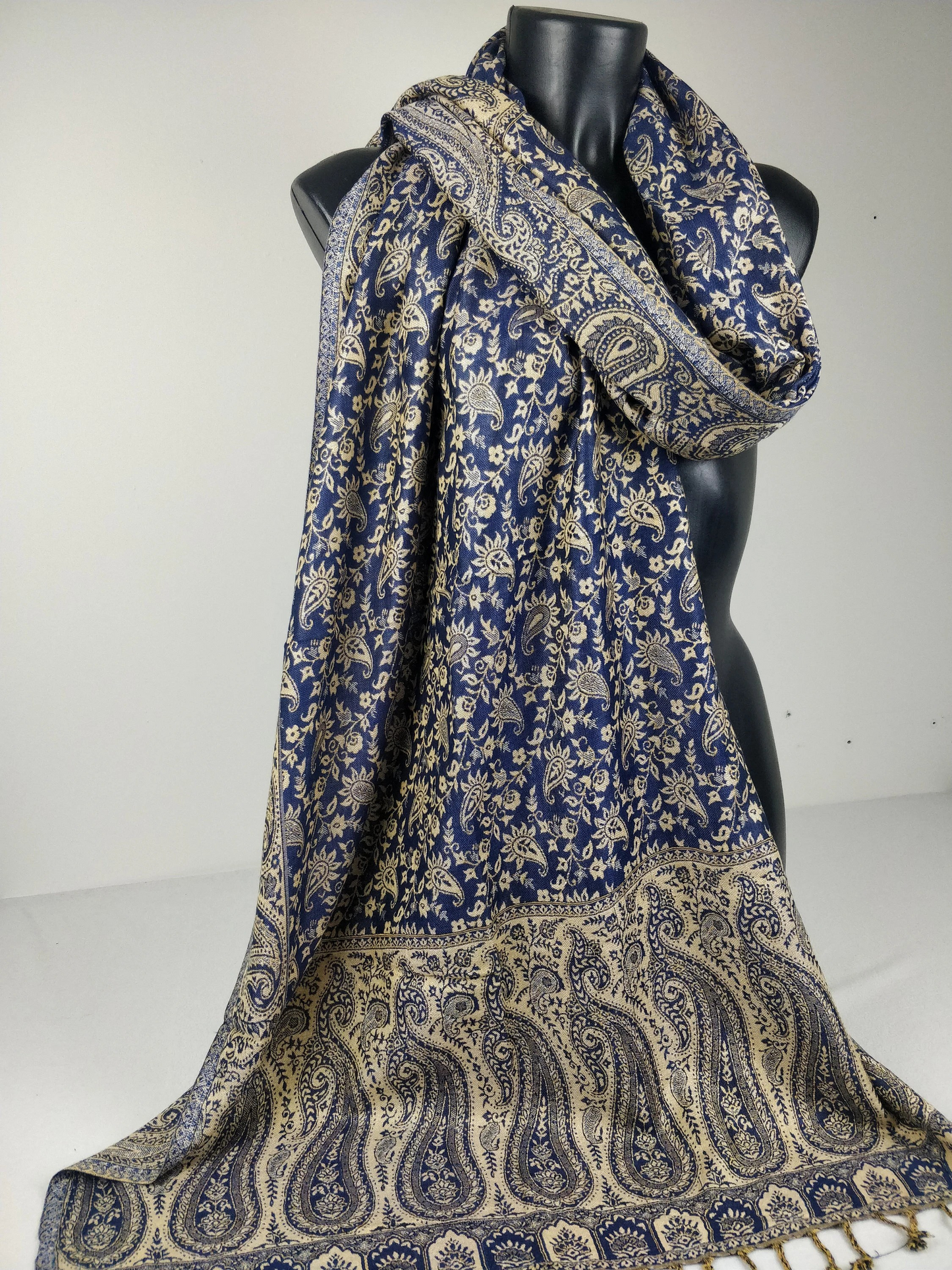 Pashmina réversible Sankya en viscose. Echarpe motif paisley bleu.