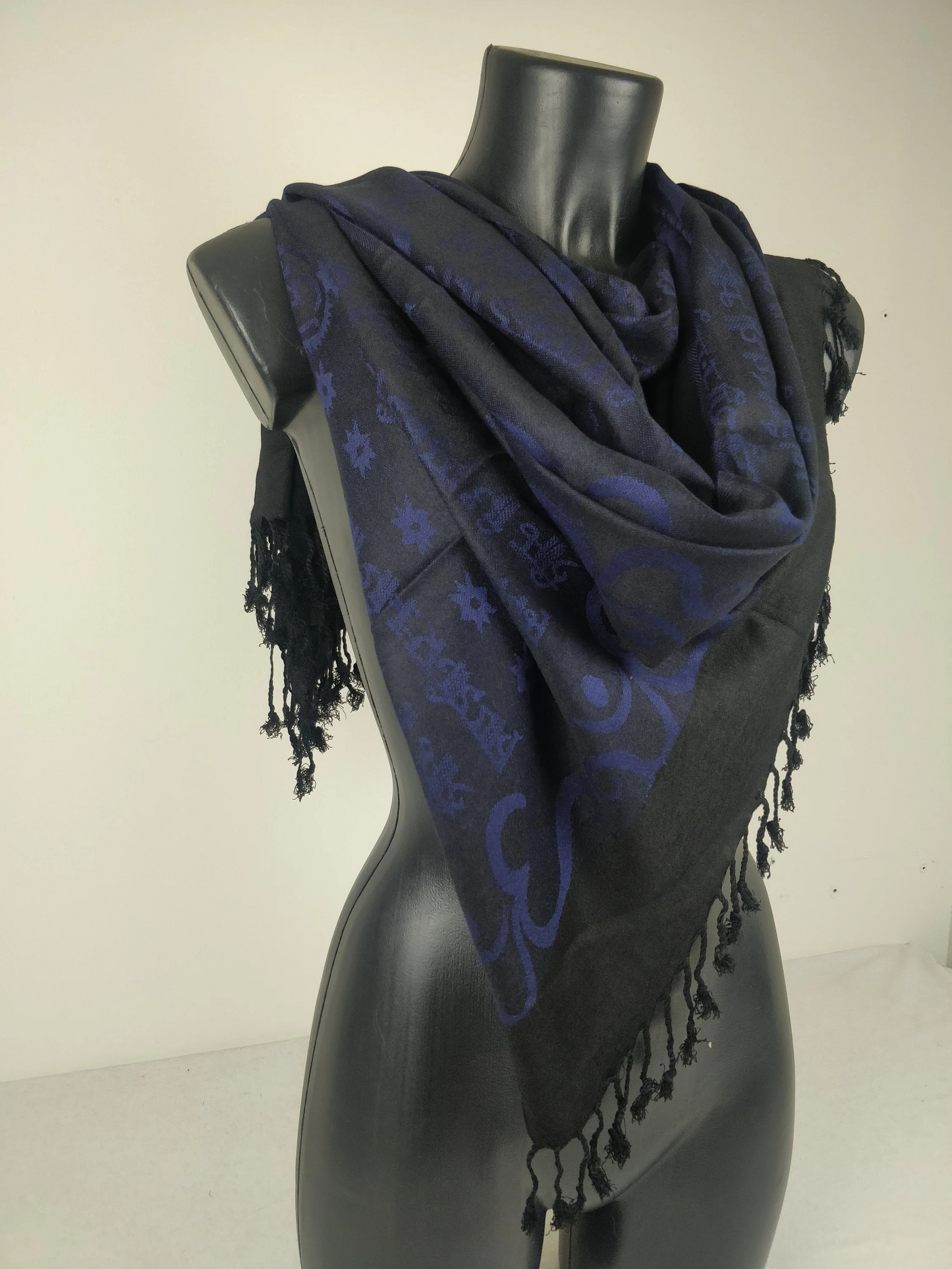 Pashmina Kharma réversible en viscose. Echarpe motifs ohm bleu.