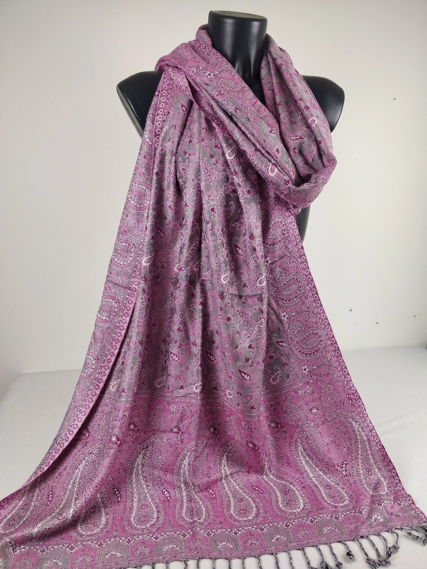 Pashmina Kheril réversible en viscose. Echarpe motifs paisley rose.