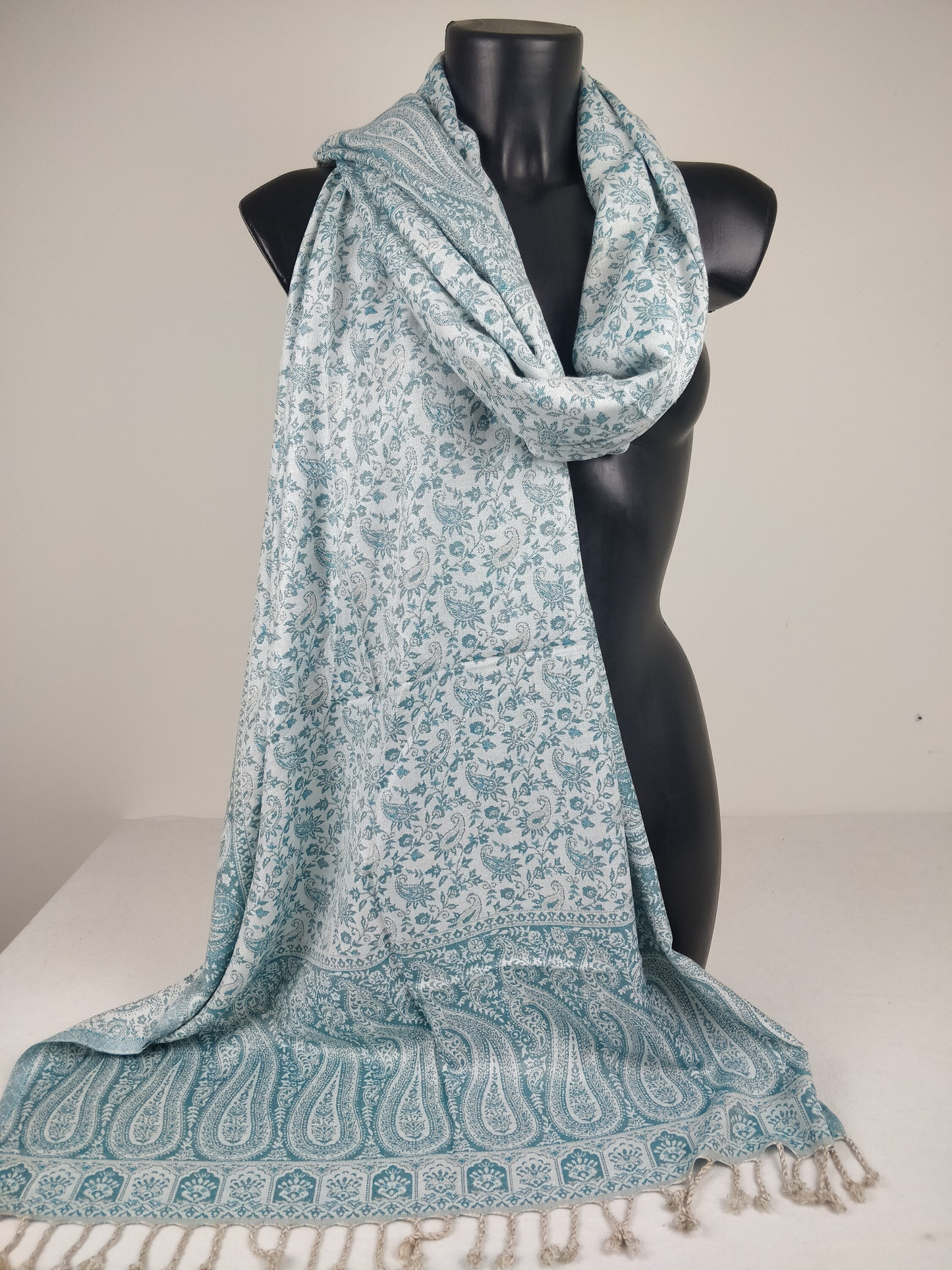 Sankya Wende-Pashmina aus Viskose. Blau-weißes Paisley-Muster.