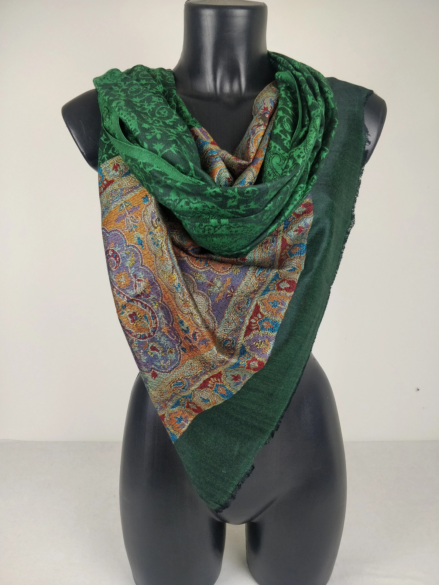 Wende-Pashmina Rudra aus Modal. Grünes Paisley-Muster.