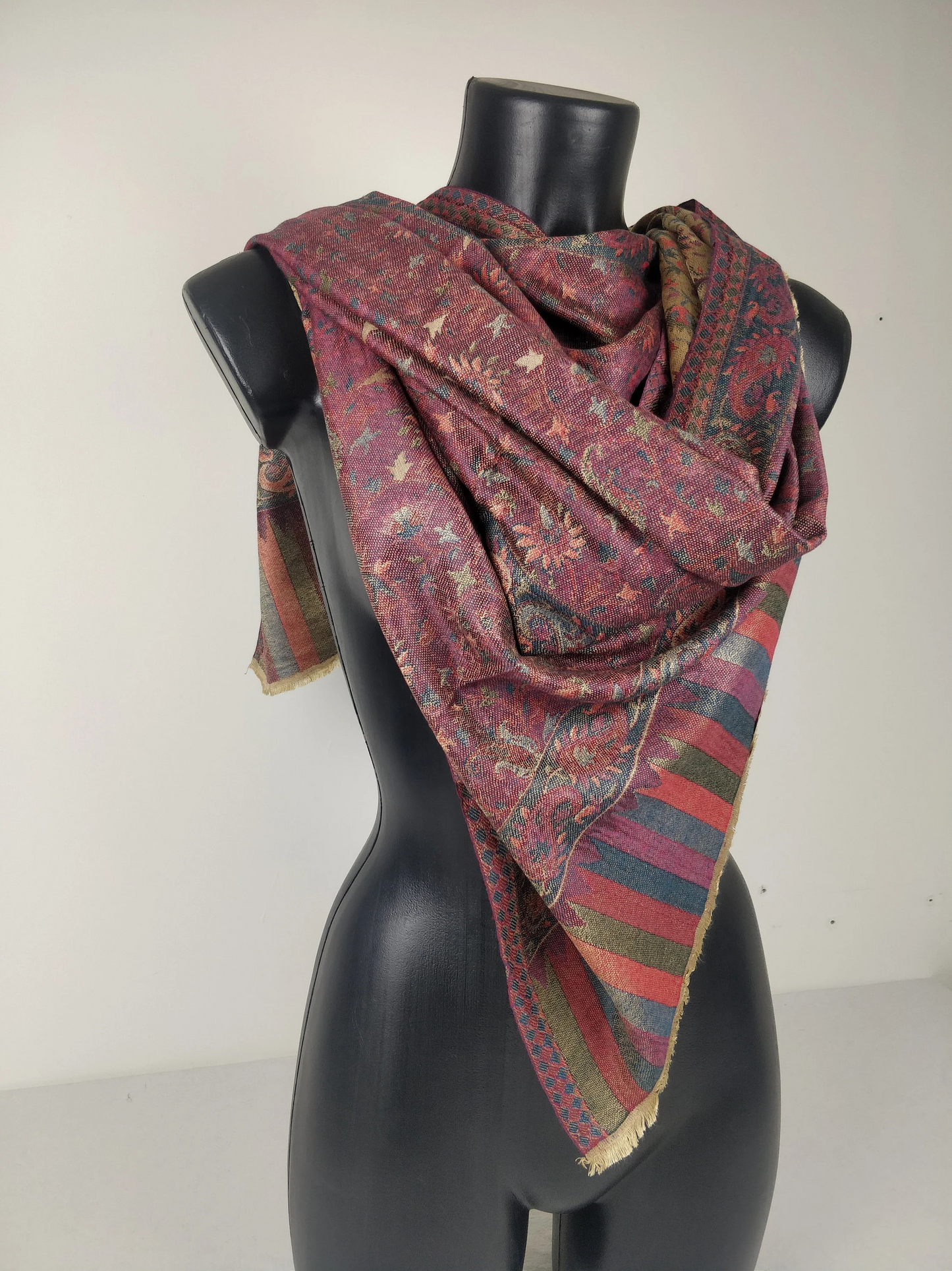 Wende-Pashmina Anjana aus Modal. Braunes Paisley-Muster.