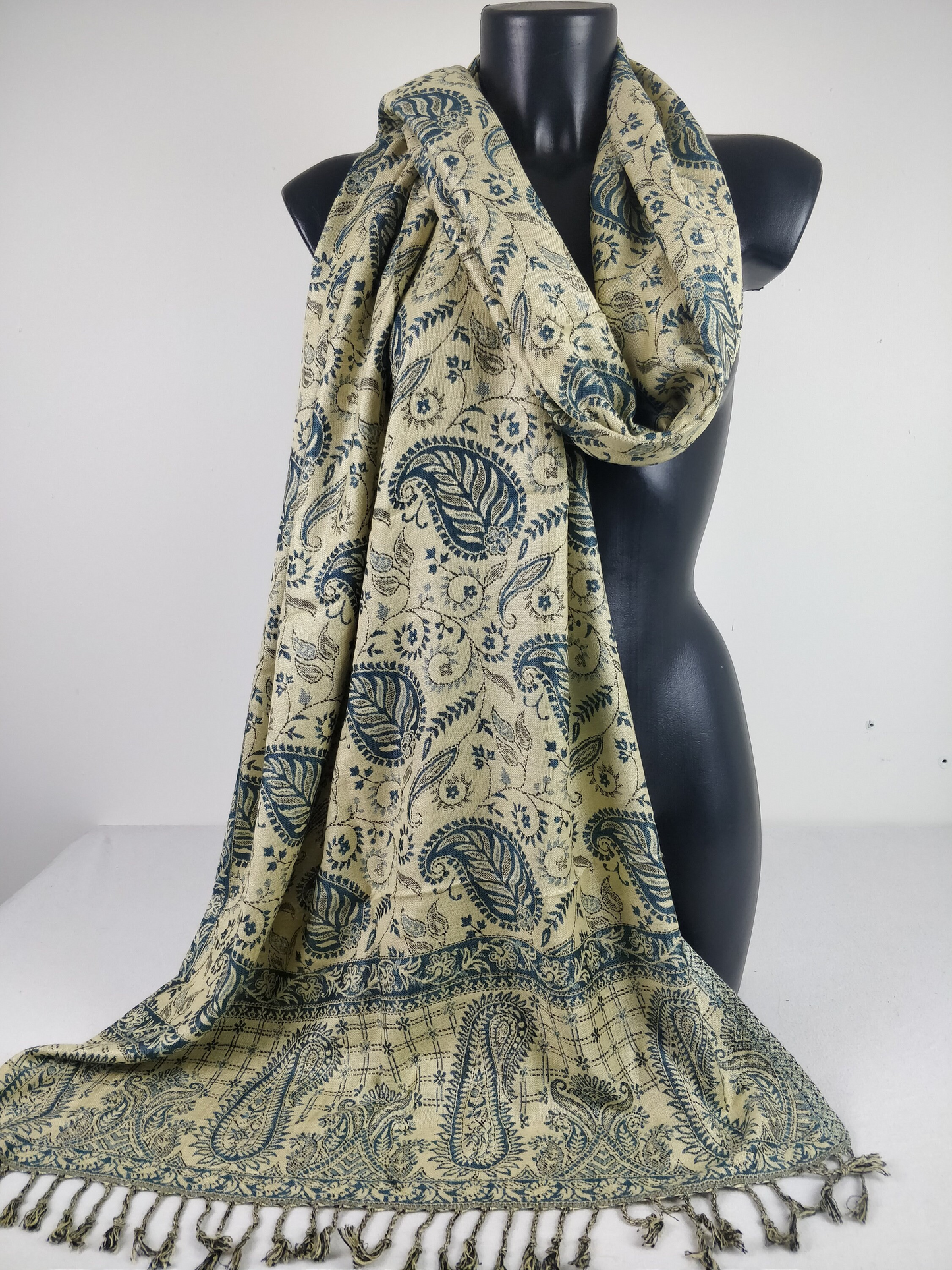 Pashmina Asoha réversible en viscose. Echarpe aux motifs paisley bleu et crème.