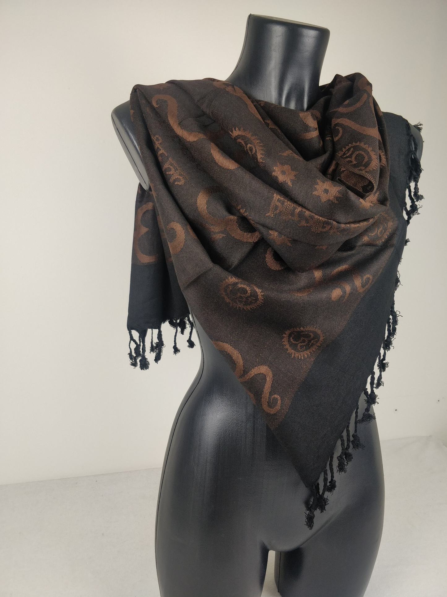 Pashmina Kharma réversible en viscose. Echarpe motifs ohm marron.