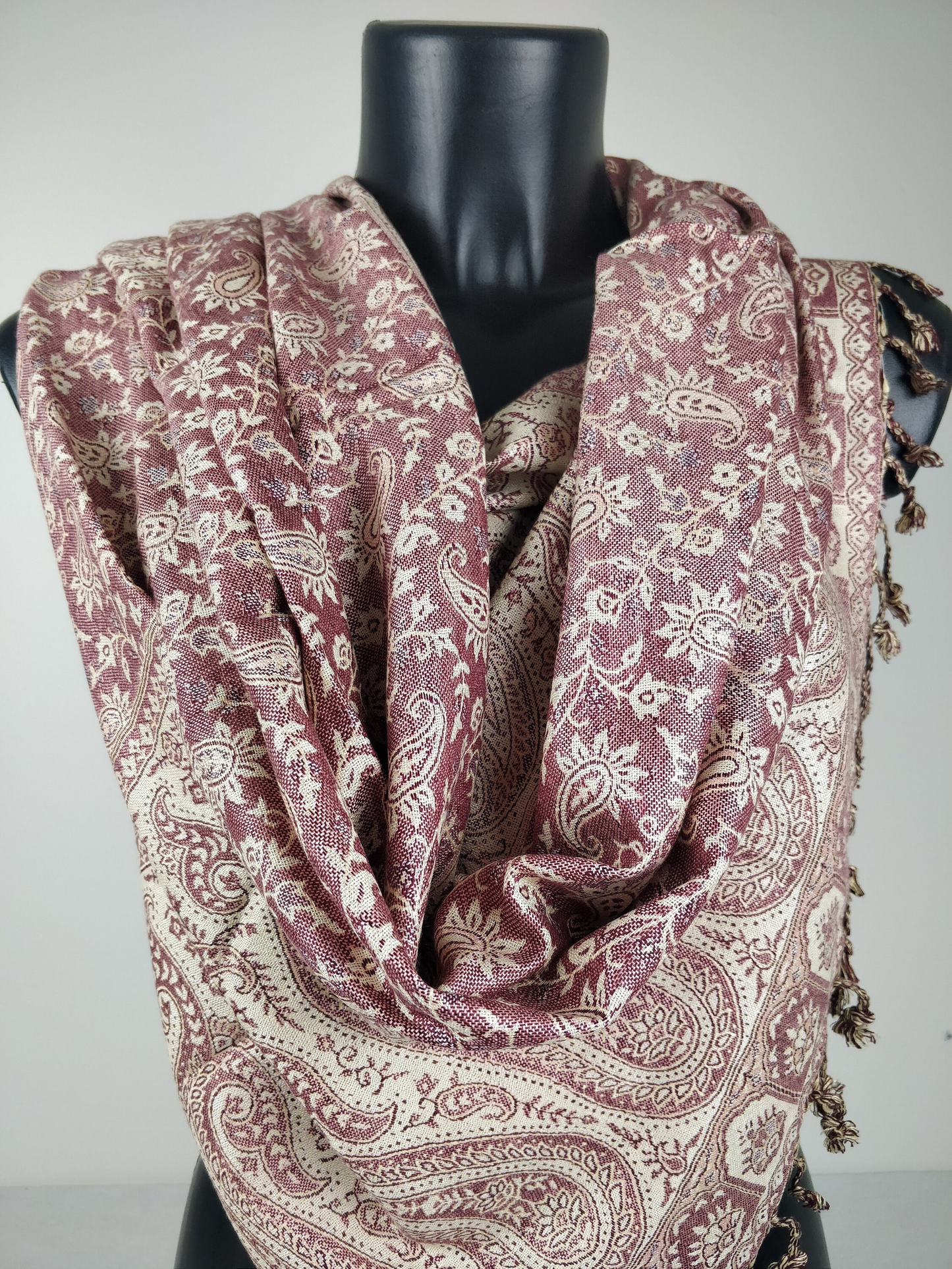 Pashmina réversible Sankya en viscose. Echarpe motif paisley violet.