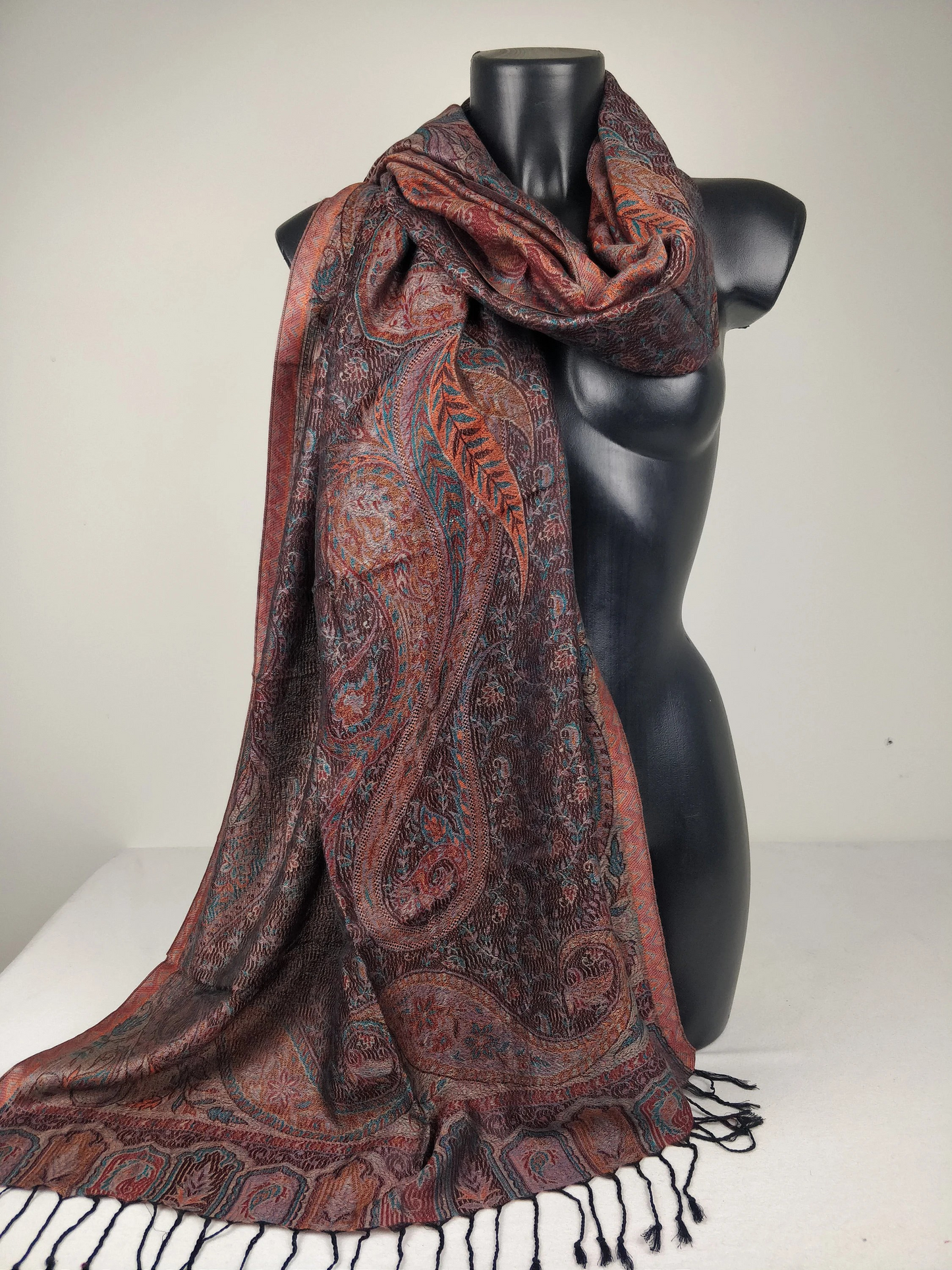 Pashmina Mangal réversible en modal / soie. Echarpe motif paisley marron.