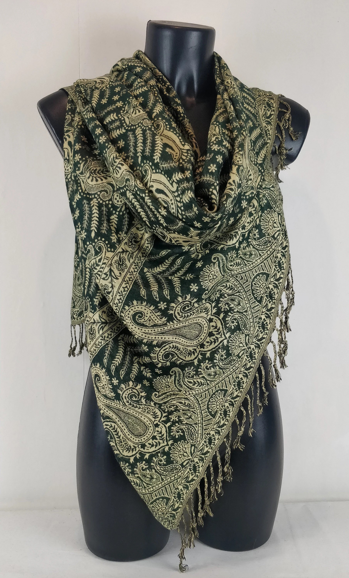 Pashmina Asoha réversible en viscose. Echarpe aux motifs paisley vert.