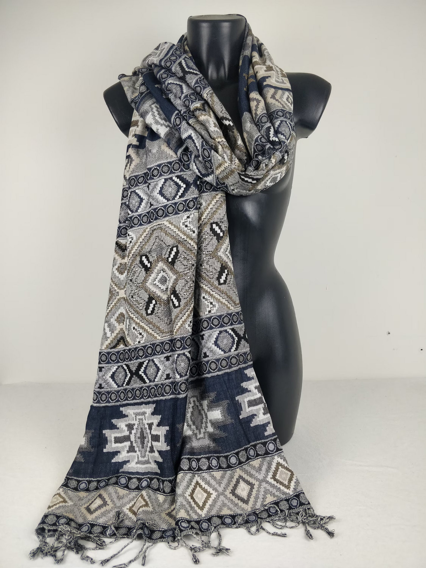 Pashmina Jyoti aus mehrfarbiger und reversibler Viskose. Inka-Muster, Blau- und Grautöne.