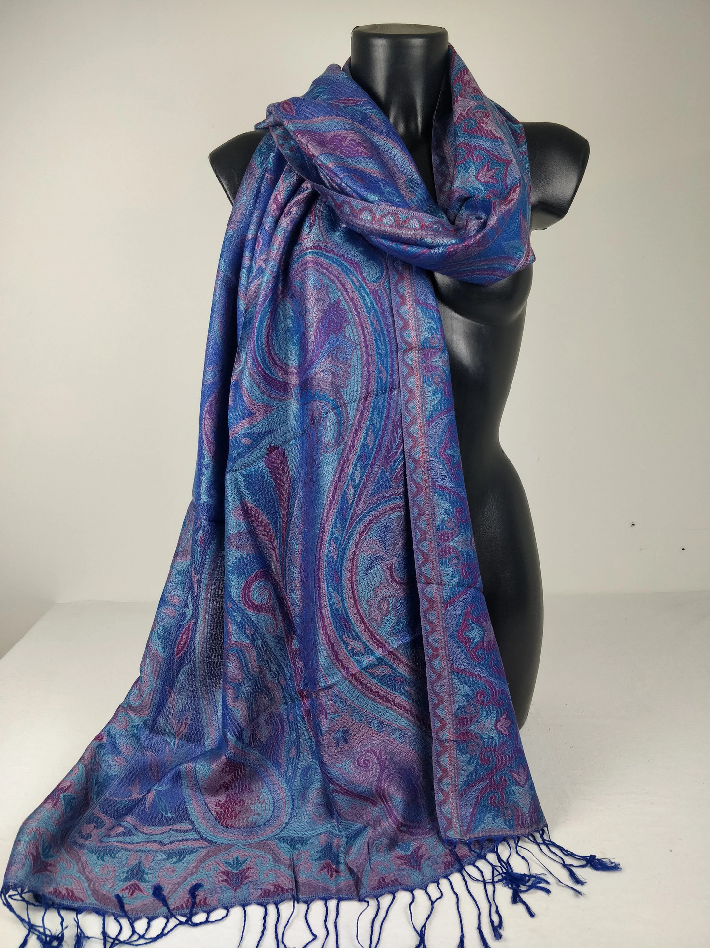 Pashmina Mangal réversible en modal / soie. Echarpe aux motifs paisley bleu.