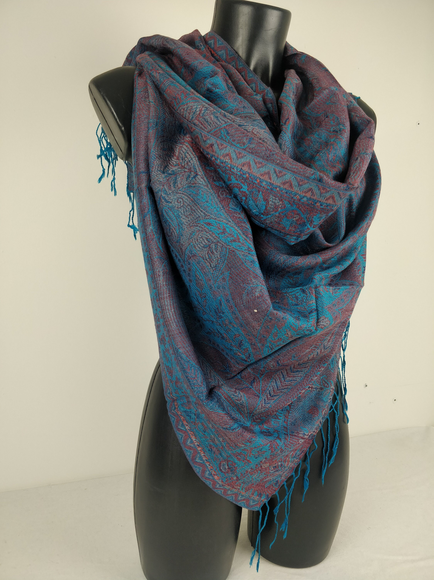 Pashmina Mangal réversible en modal / soie. Echarpe aux motifs paisley bleu.