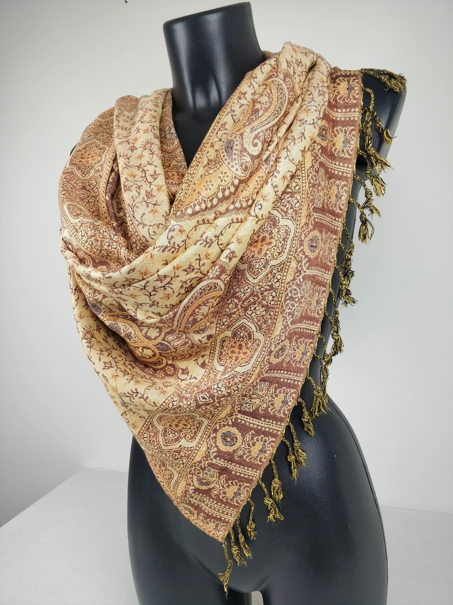 Pashmina vintage Hantra en viscose. Echarpe réversible aux motifs ethnique marron.