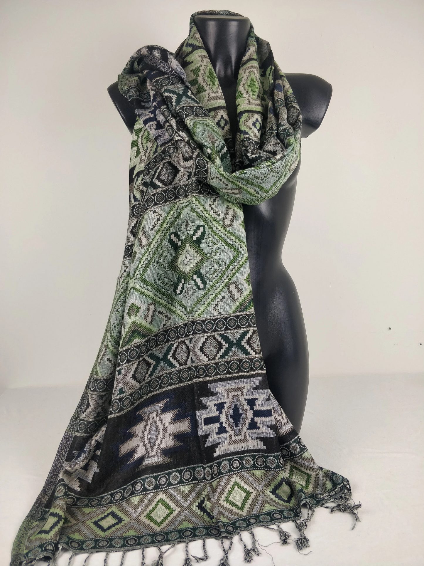 Pashmina Jyoti en viscose multicolore et réversible. Echarpe motif inca, tons vert.