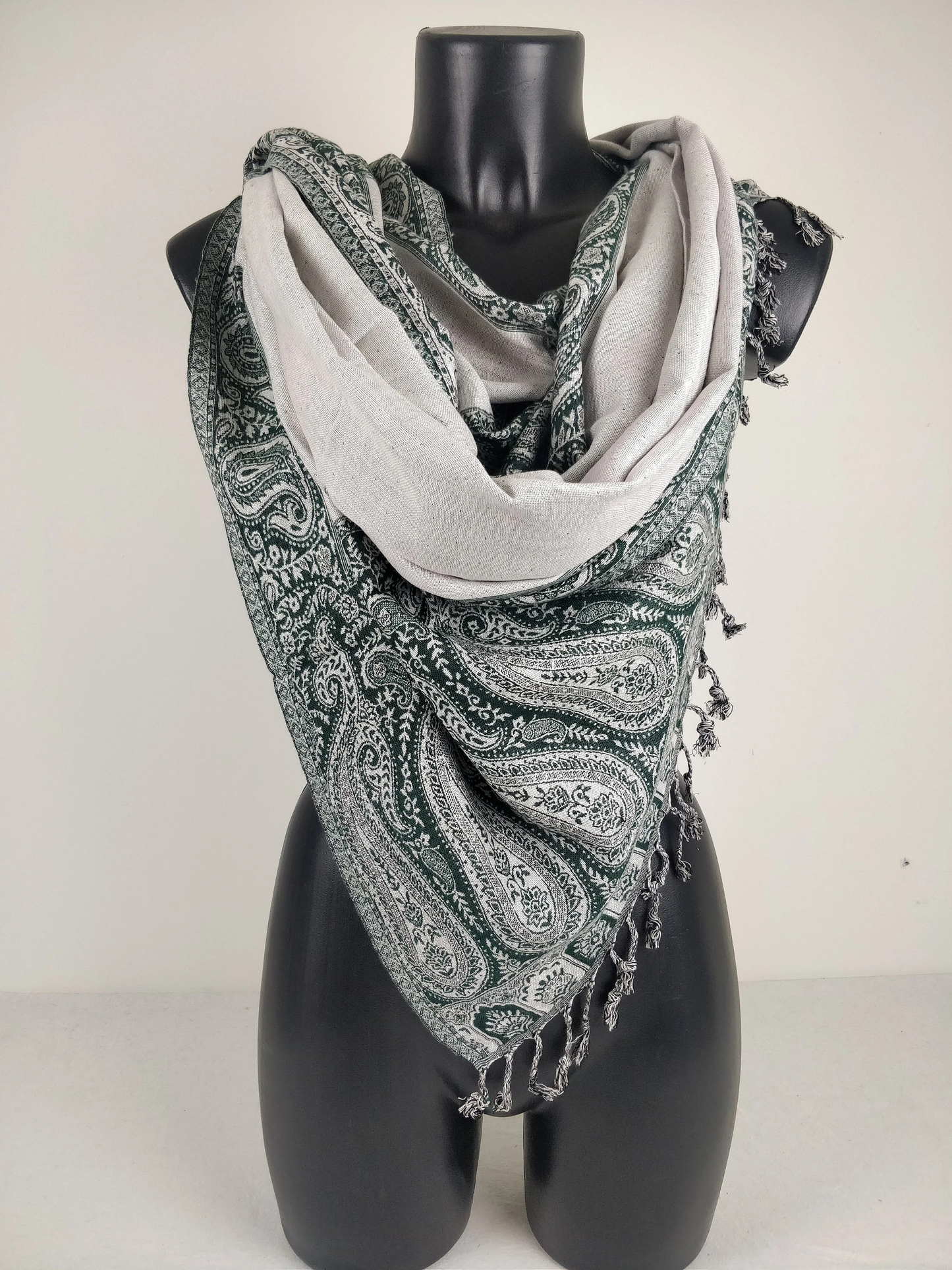 Pashmina Helak réversible en viscose. Echarpe motifs paisley vert et blanc.