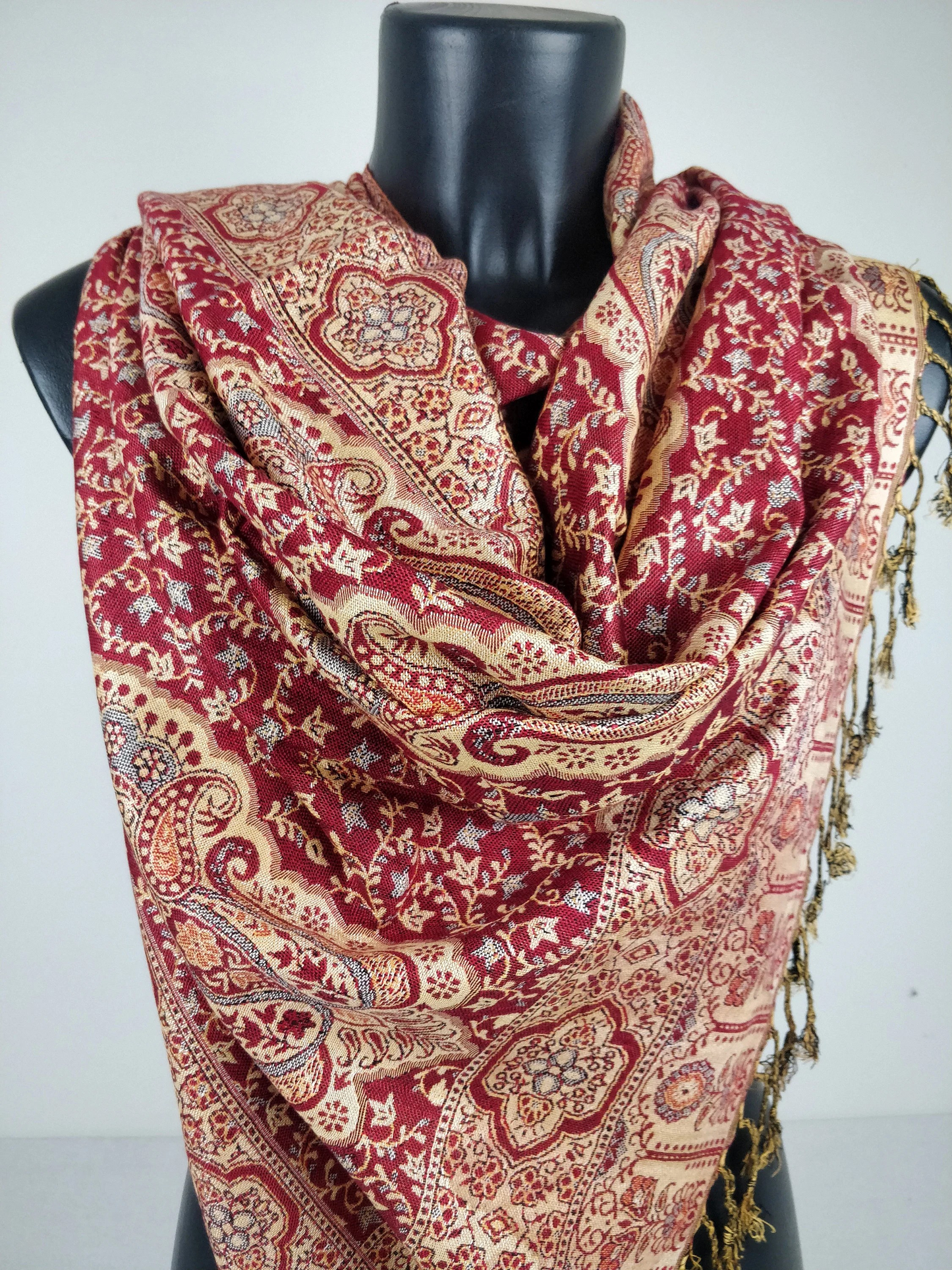 Daksha Wende-Pashmina aus Viskose. Blaues und cremefarbenes Paisley-Muster.