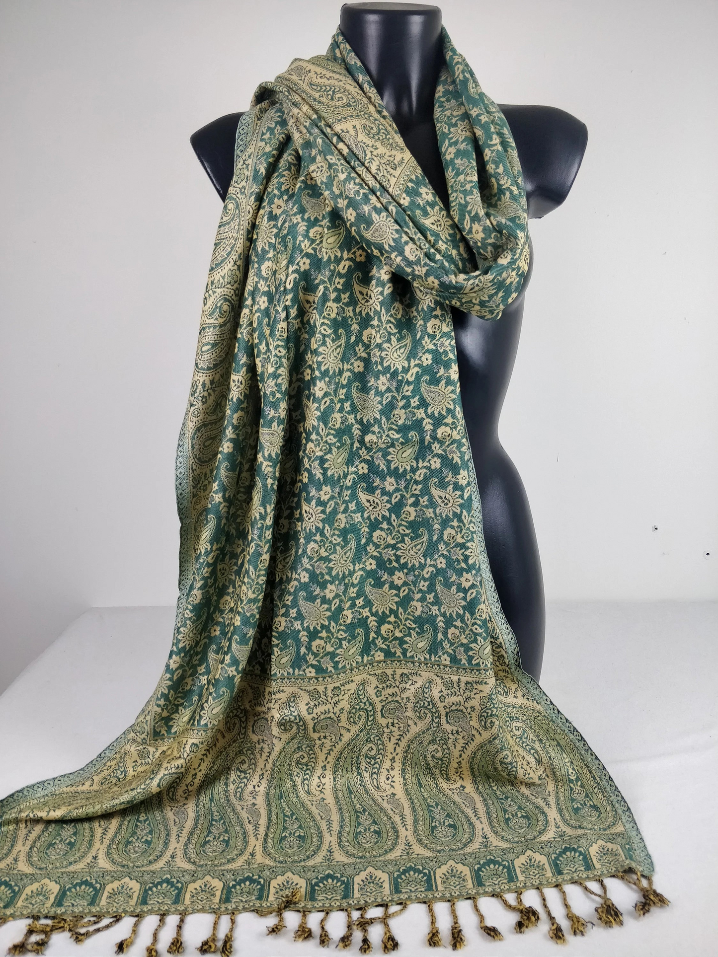 Pashmina réversible Sankya en viscose. Echarpe motif paisley bleu.