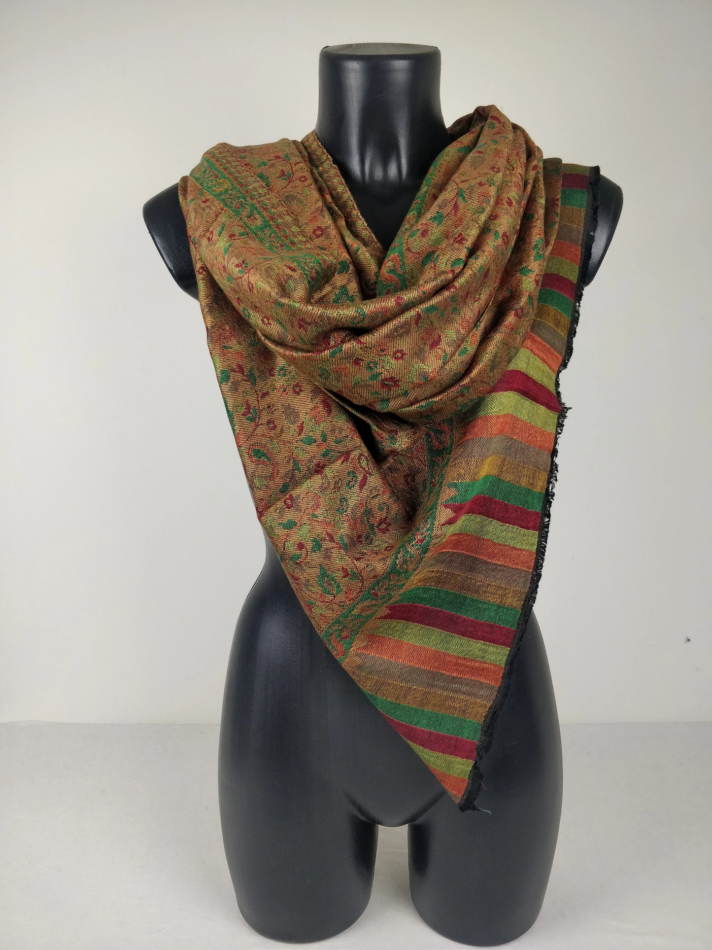 Pashmina Anjana réversible en modal. Echarpe motif paisley fleuri noir, vert, rouge et jaune.