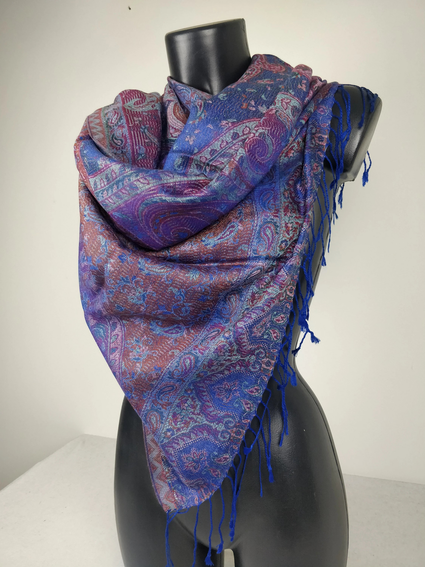 Wende-Mangal-Pashmina aus Modal/Seide. Schal mit blauen Paisleymustern.