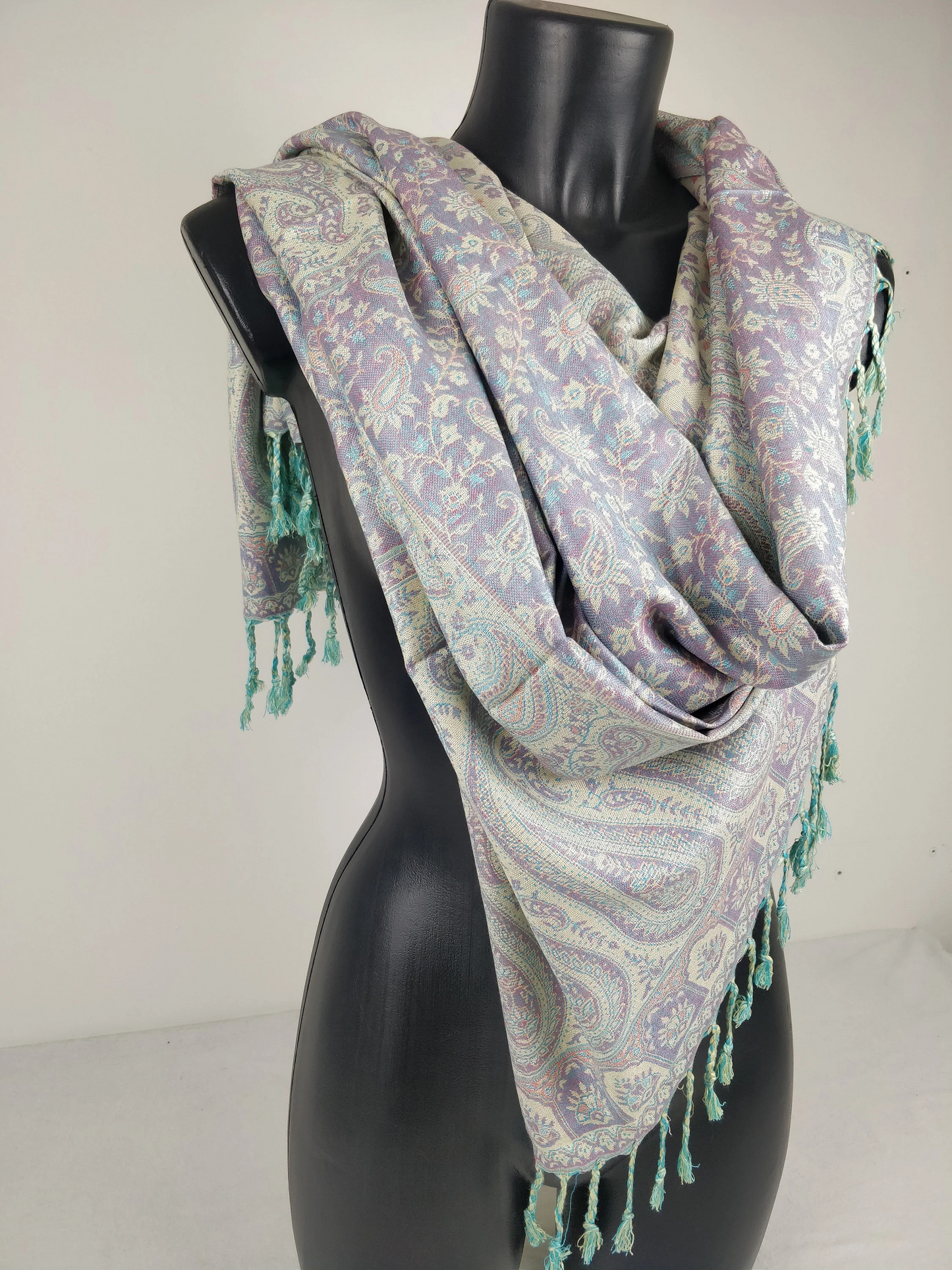 Pashmina réversible Sankya en viscose. Echarpe aux motifs paisley violet et blanc.