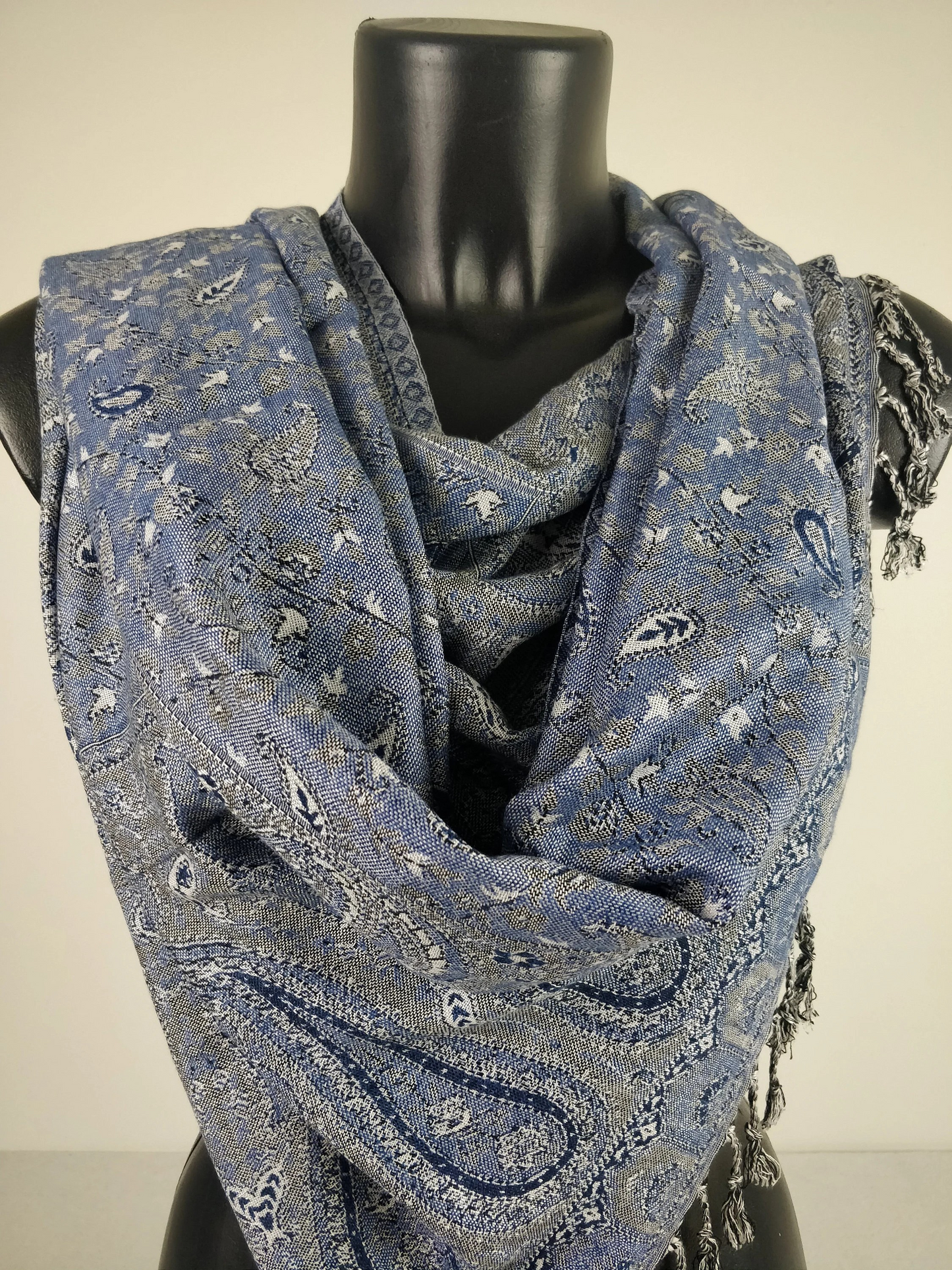 Pashmina Kheril réversible en viscose. Echarpe motifs paisley bleu.