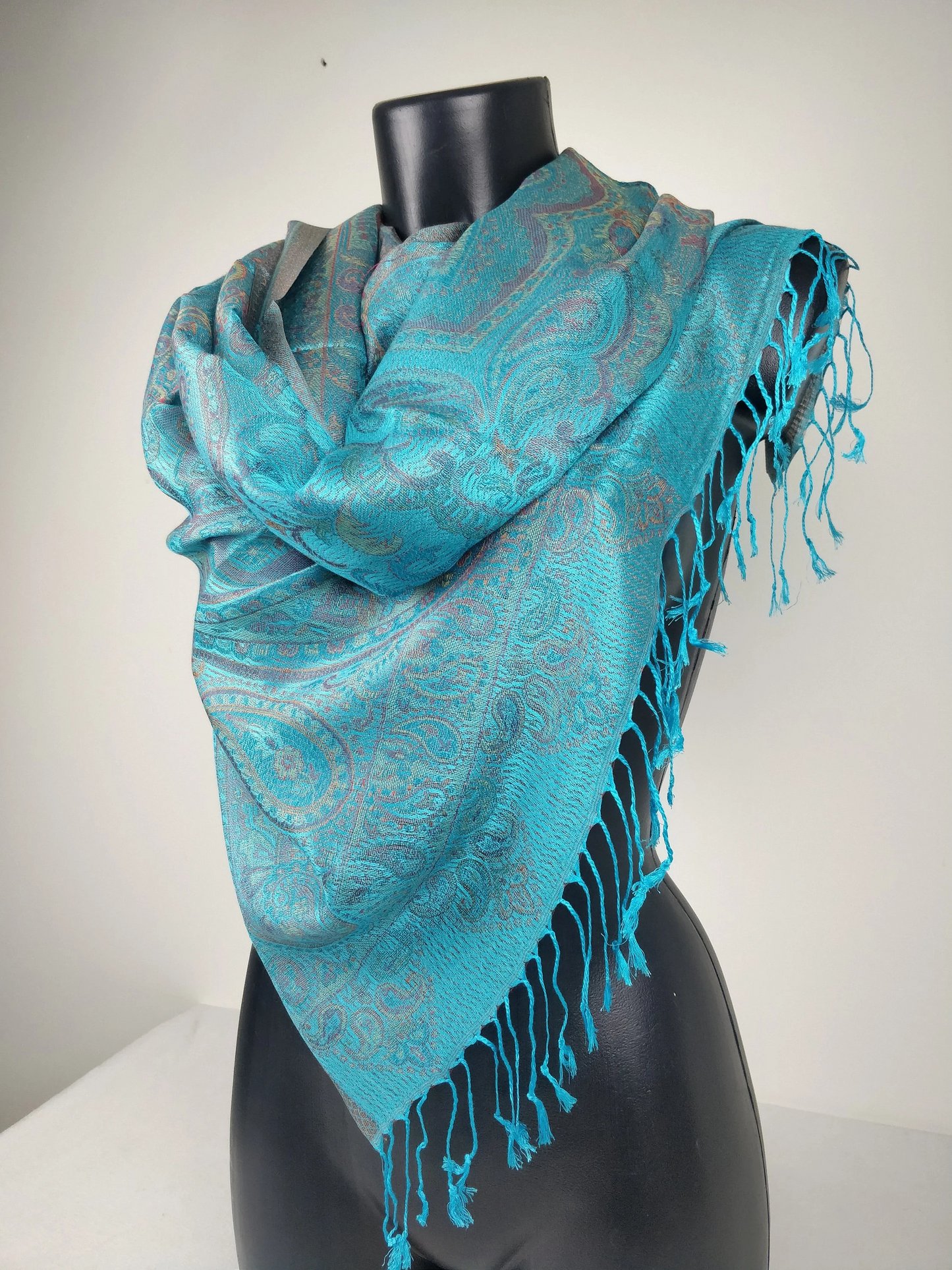 Pashmina Mangal réversible en modal / soie. Echarpe aux motifs paisley bleu turquois.