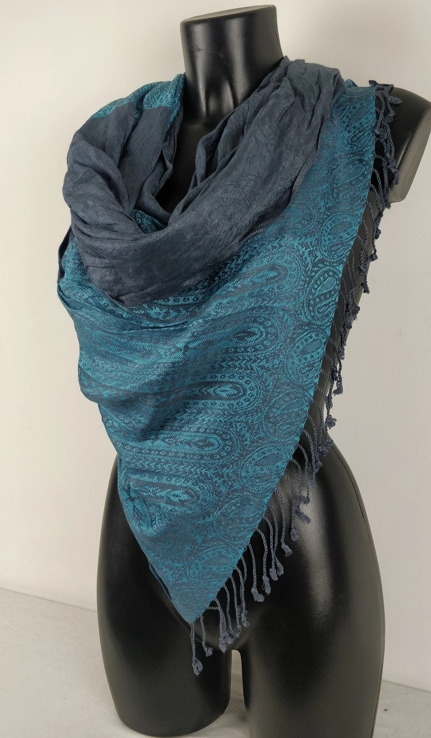 Zweifarbiger Vaisana-Pashmina aus Viskose. Braunes Paisley-Muster.