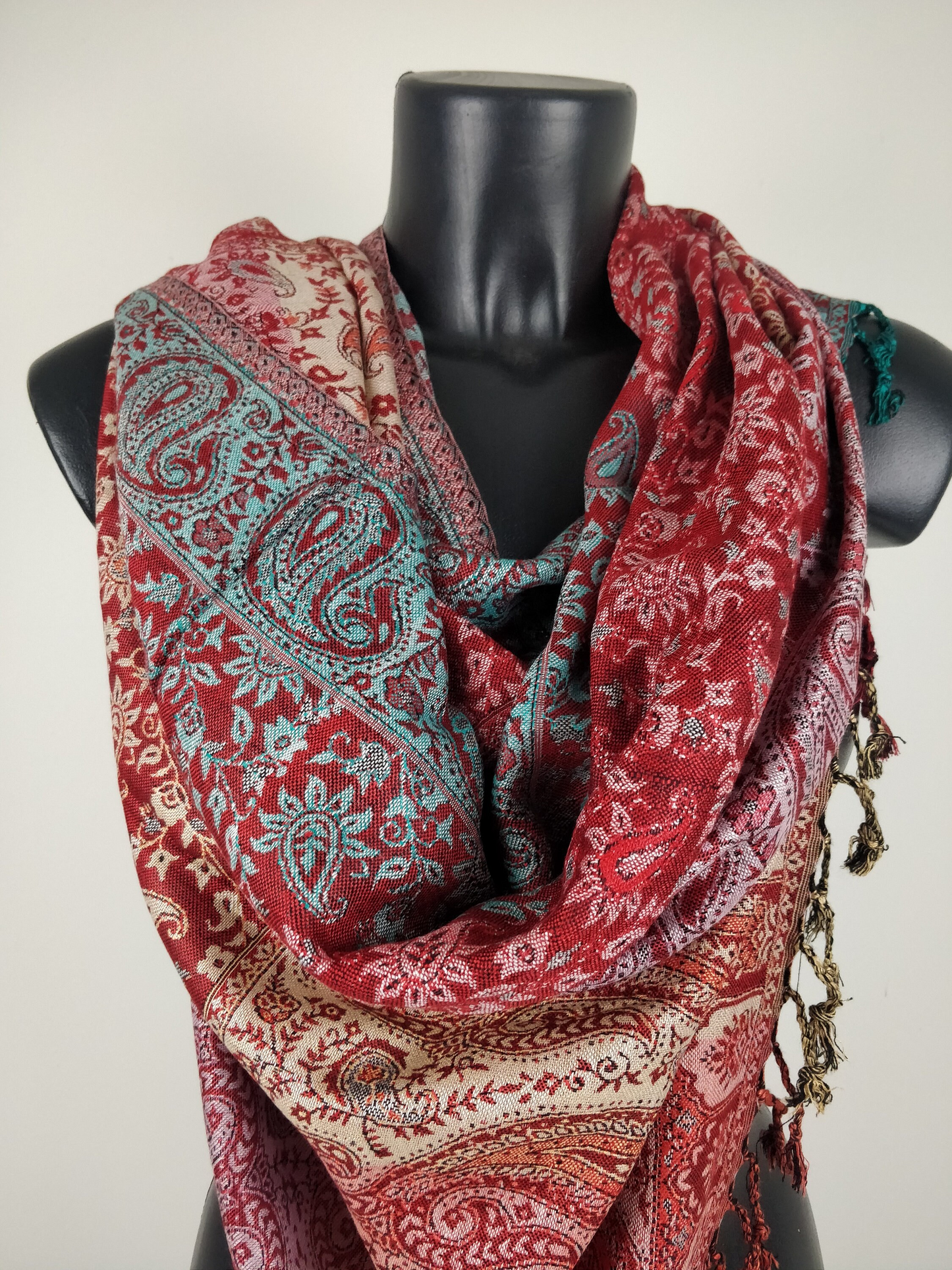 Pashmina réversible  multicolore Sankya en viscose. Echarpe aux motifs paisley tons rouge et bleu.