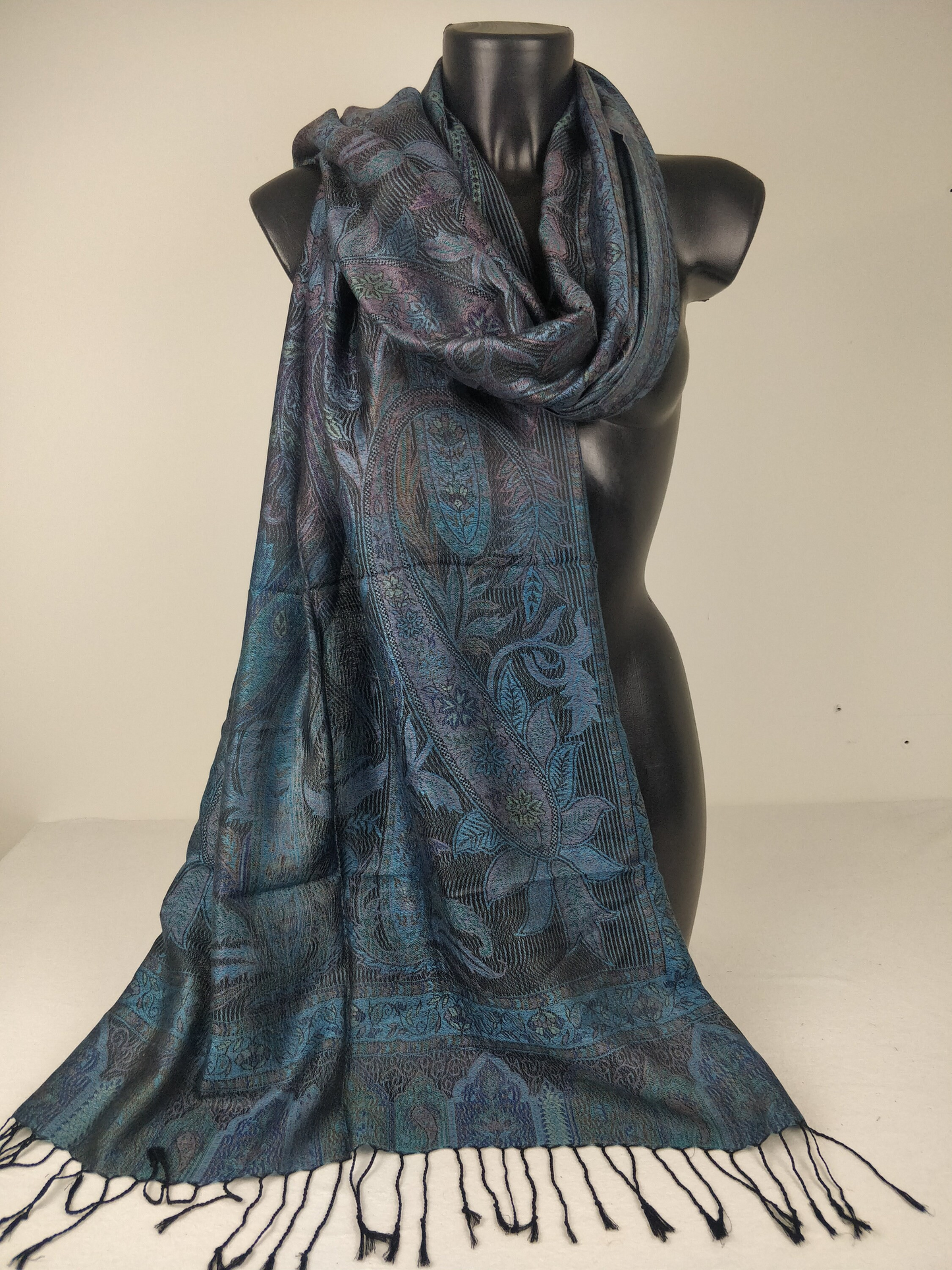 Pashmina Mangal réversible en modal / soie. Motif paisley bleu et noir.