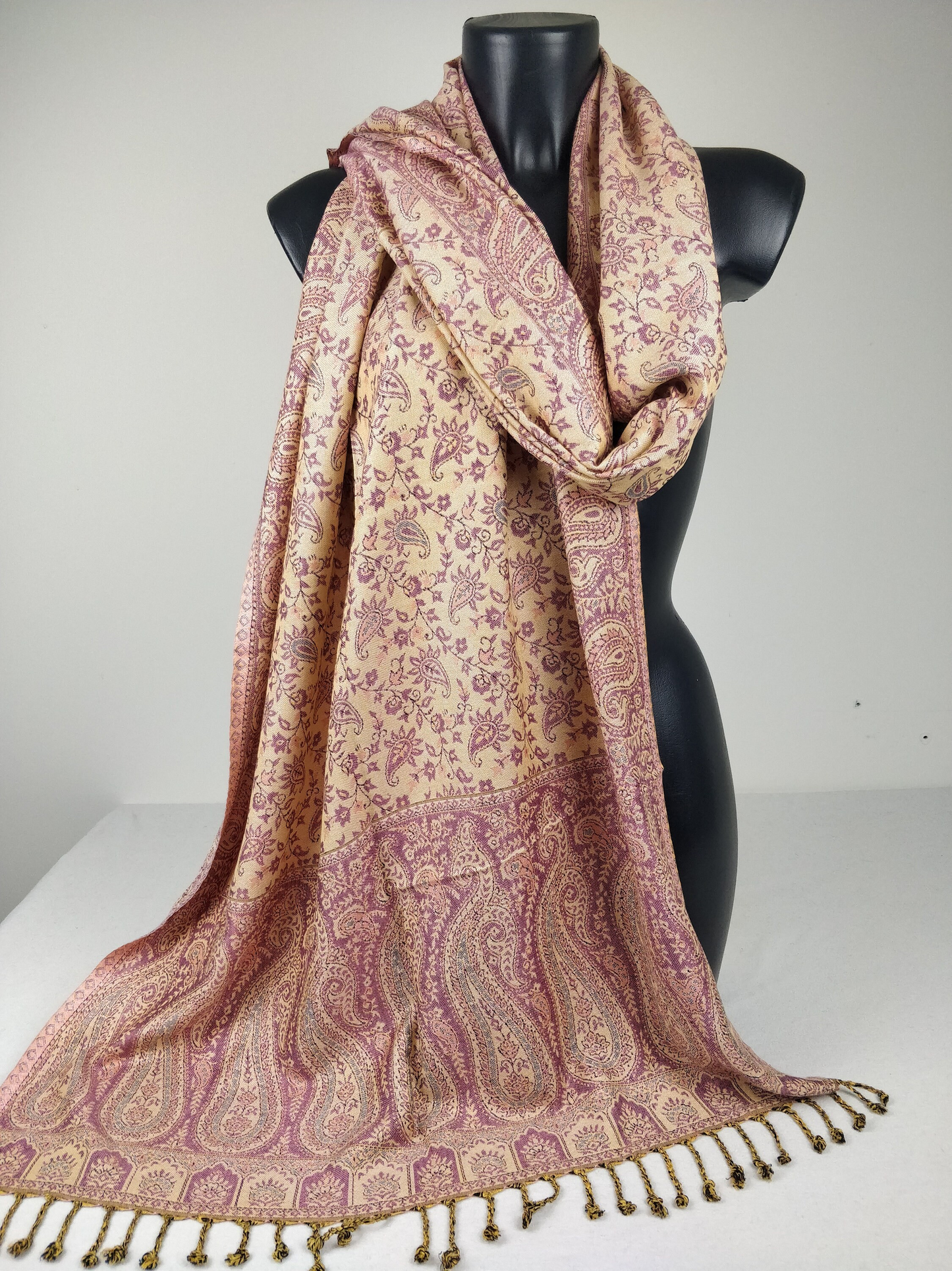 Pashmina réversible Sankya en viscose. Echarpe motif paisley violet.