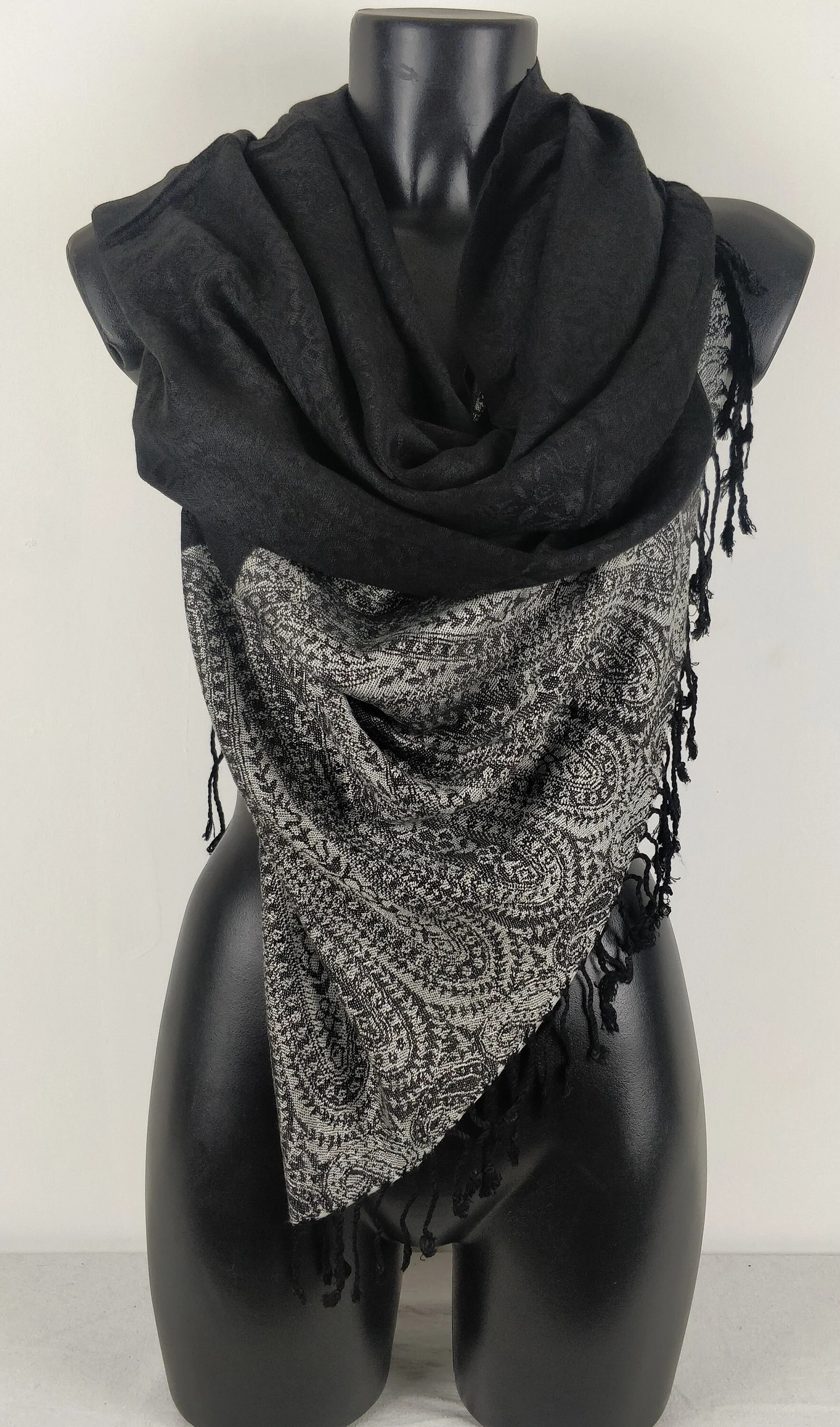 Pashmina Vaisana en viscose. Echarpe bicolore avec motifs paisley noir et blanc