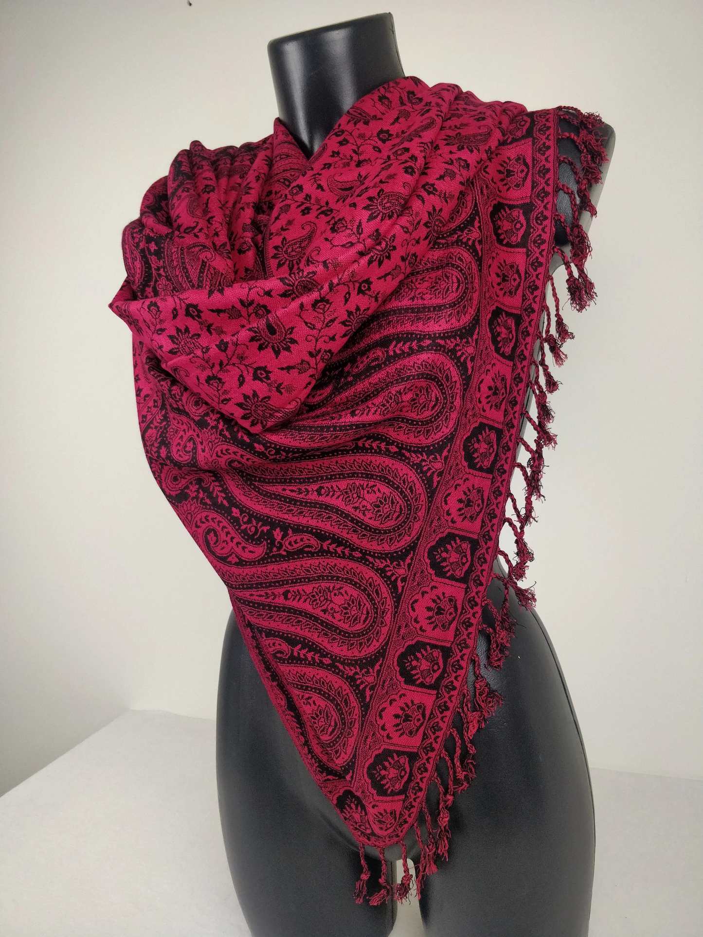 Écharpe pashmina réversible en viscose, ornée de motifs paisley rouges et noires.