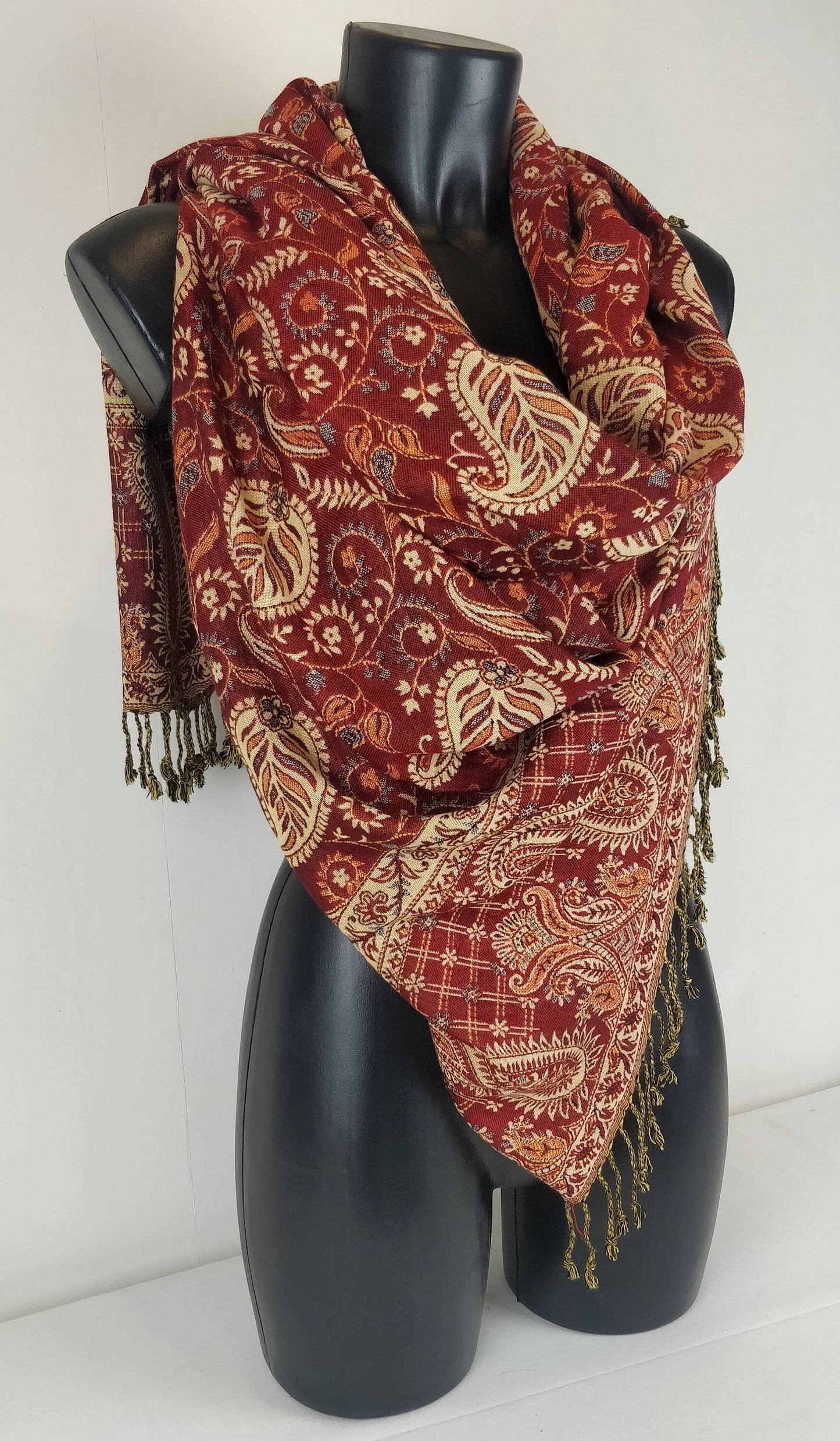 Pashmina Asoha réversible en viscose. Echarpe motif paisley rouge.