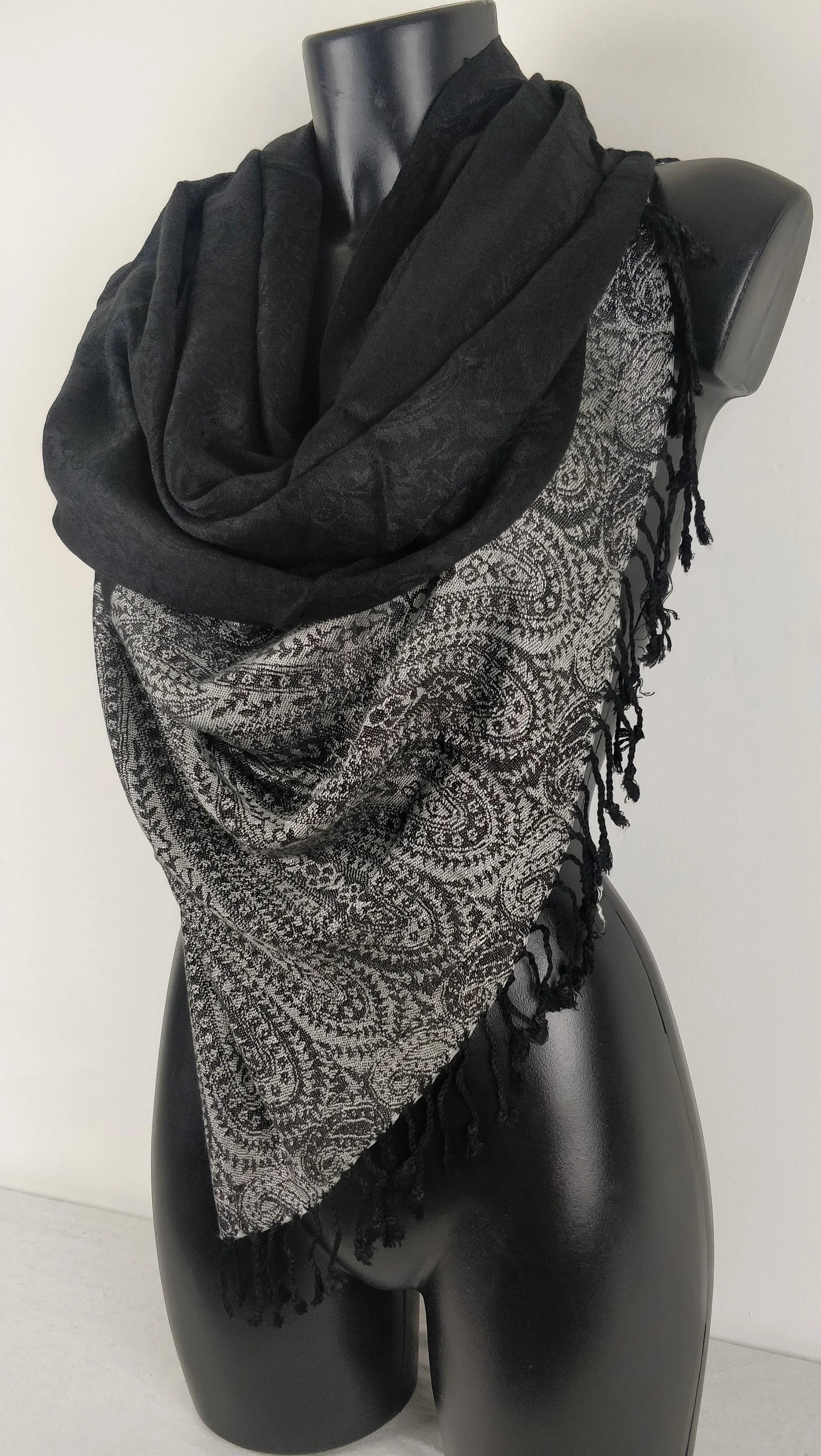 Pashmina Vaisana en viscose. Echarpe bicolore avec motifs paisley noir et blanc